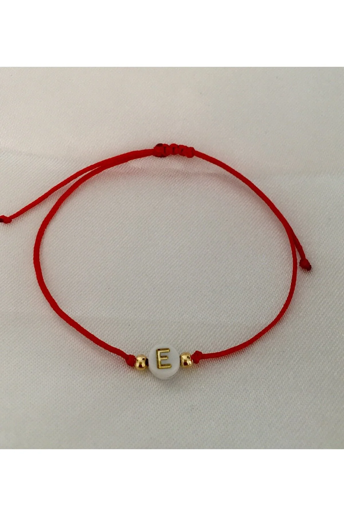 دستبند فشن بخت با رشته قرمز مهره دار حرف E bygüneşaccessories