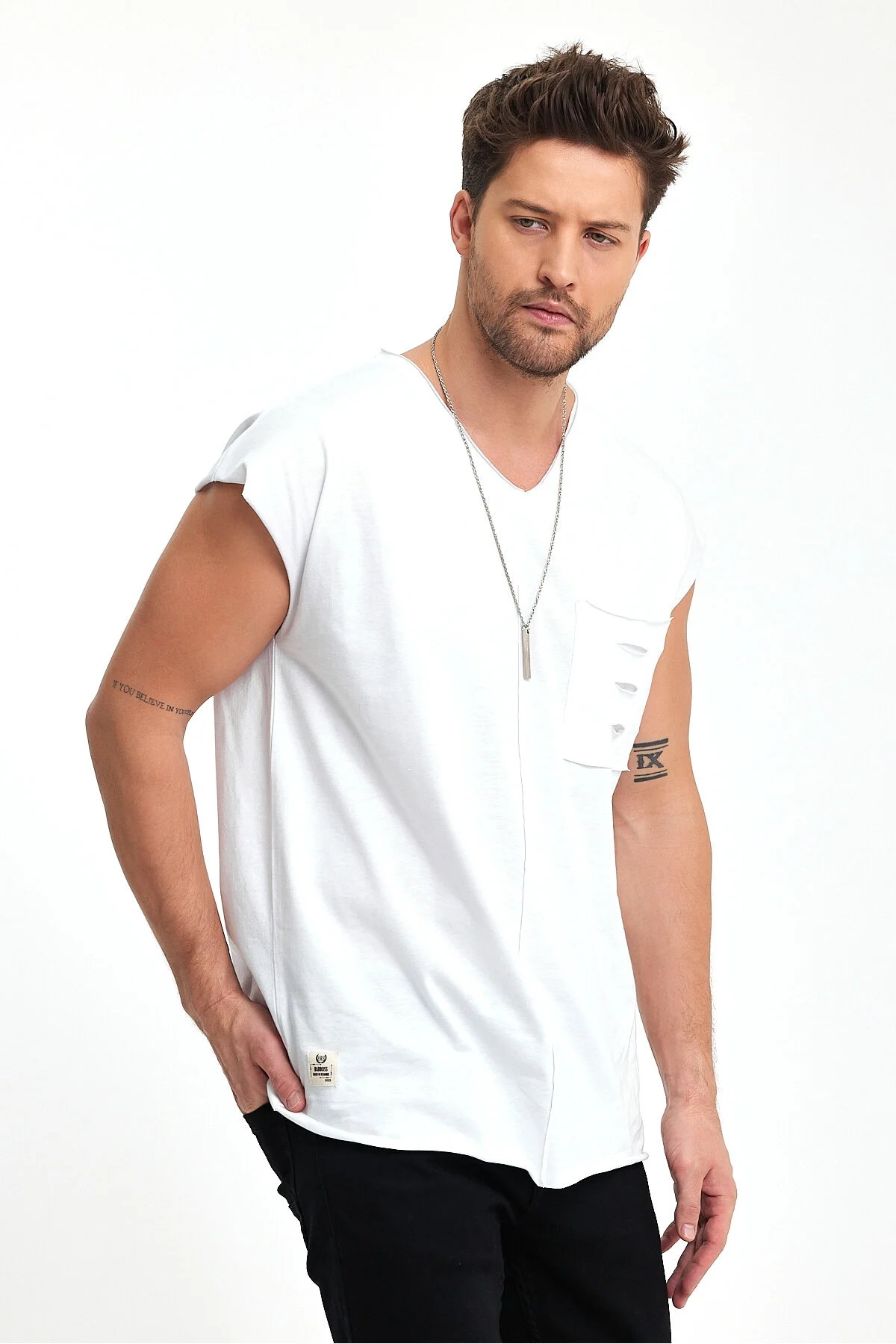 بادی سفید مردانه جیب شانه کم به تفصیل ورزشکار V NECK BABBOSS
