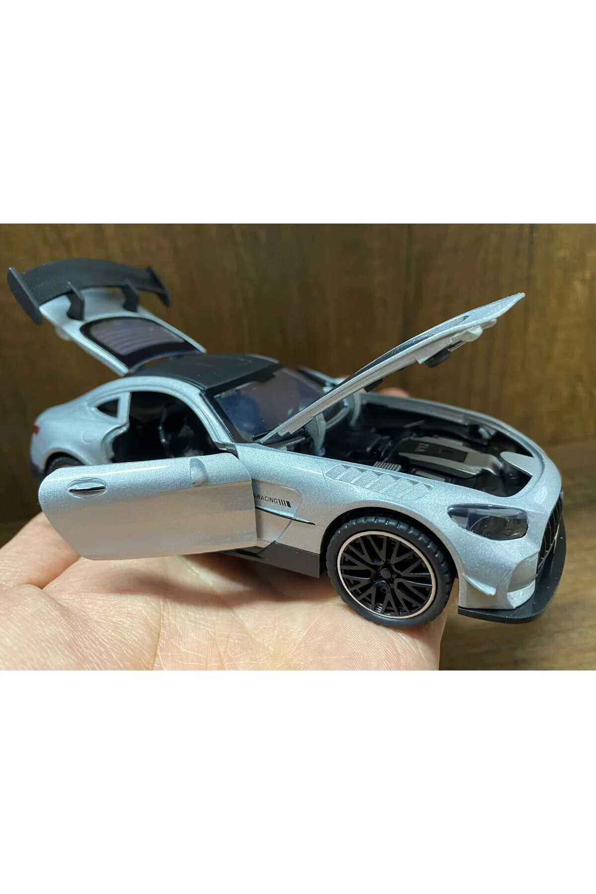 ماشین اسباب بازی کاپوت صندوق عقب درب خودرو مرسدس امگ جی‌تر بنز مدل AMG GTR را باز می‌کند scntoys