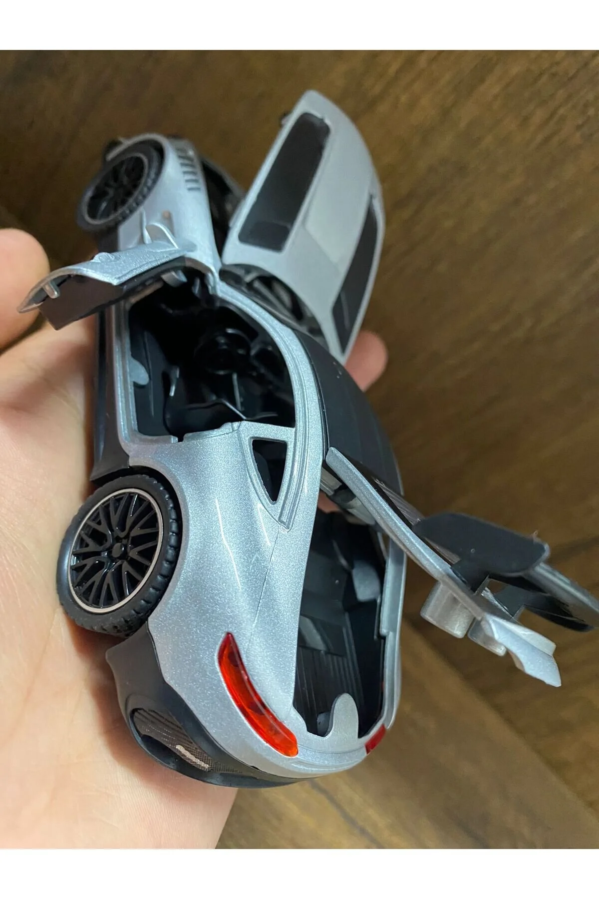 ماشین اسباب بازی کاپوت صندوق عقب درب خودرو مرسدس امگ جیتر بنز مدل AMG GTR را باز میکند scntoys
