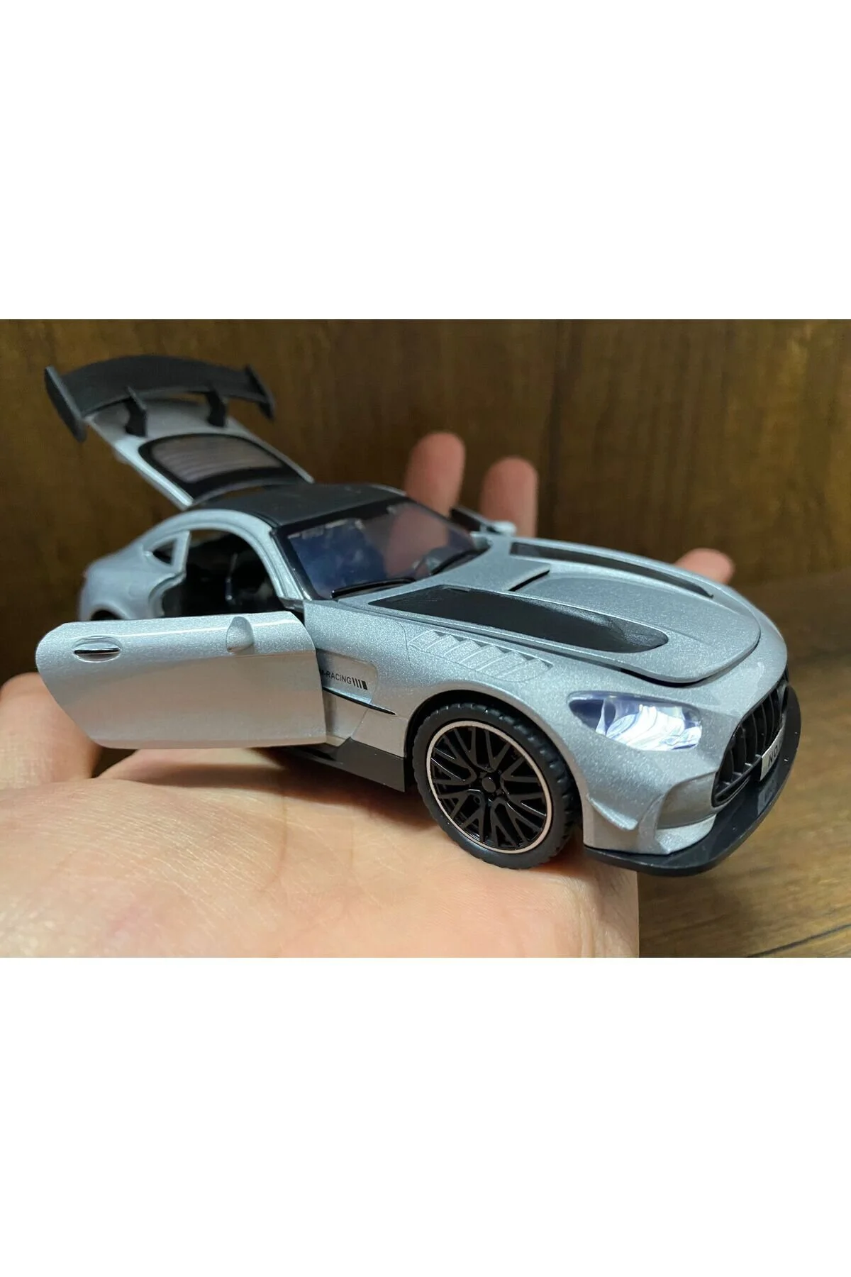 ماشین اسباب بازی کاپوت صندوق عقب درب خودرو مرسدس امگ جیتر بنز مدل AMG GTR را باز میکند scntoys