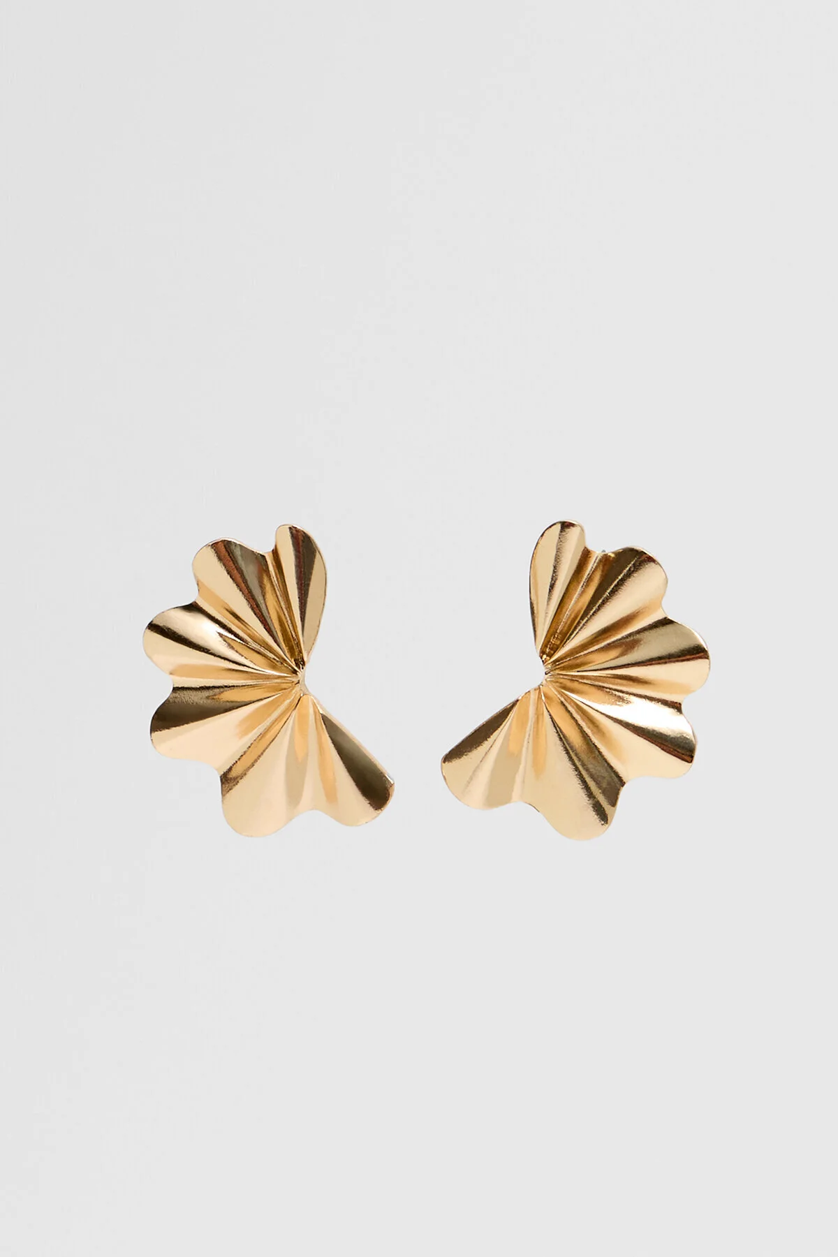 گوشواره بزرگ بافت‌دار زیبا، شیک و مناسب برای استایل‌های متنوع Stradivarius