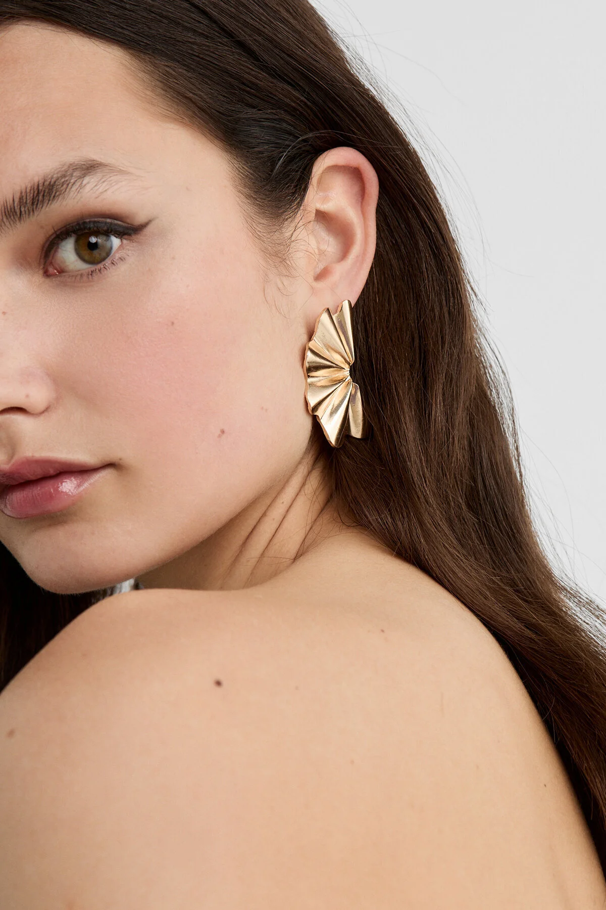 گوشواره بزرگ بافتدار زیبا، شیک و مناسب برای استایلهای متنوع Stradivarius