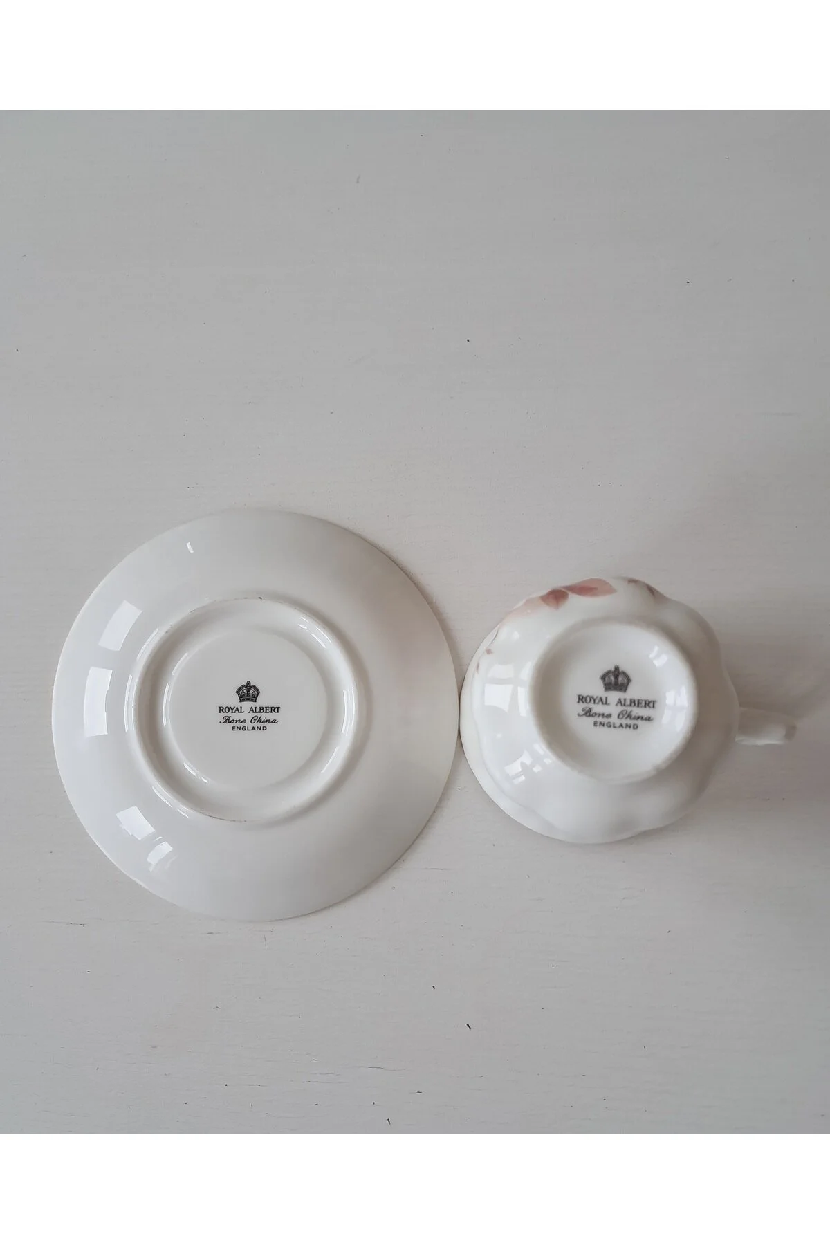 فنجان قهوه BONE CHINA ENGLAND ANTIQUE CUPFE COFFEE CUP و SAUCER Royal Albert
