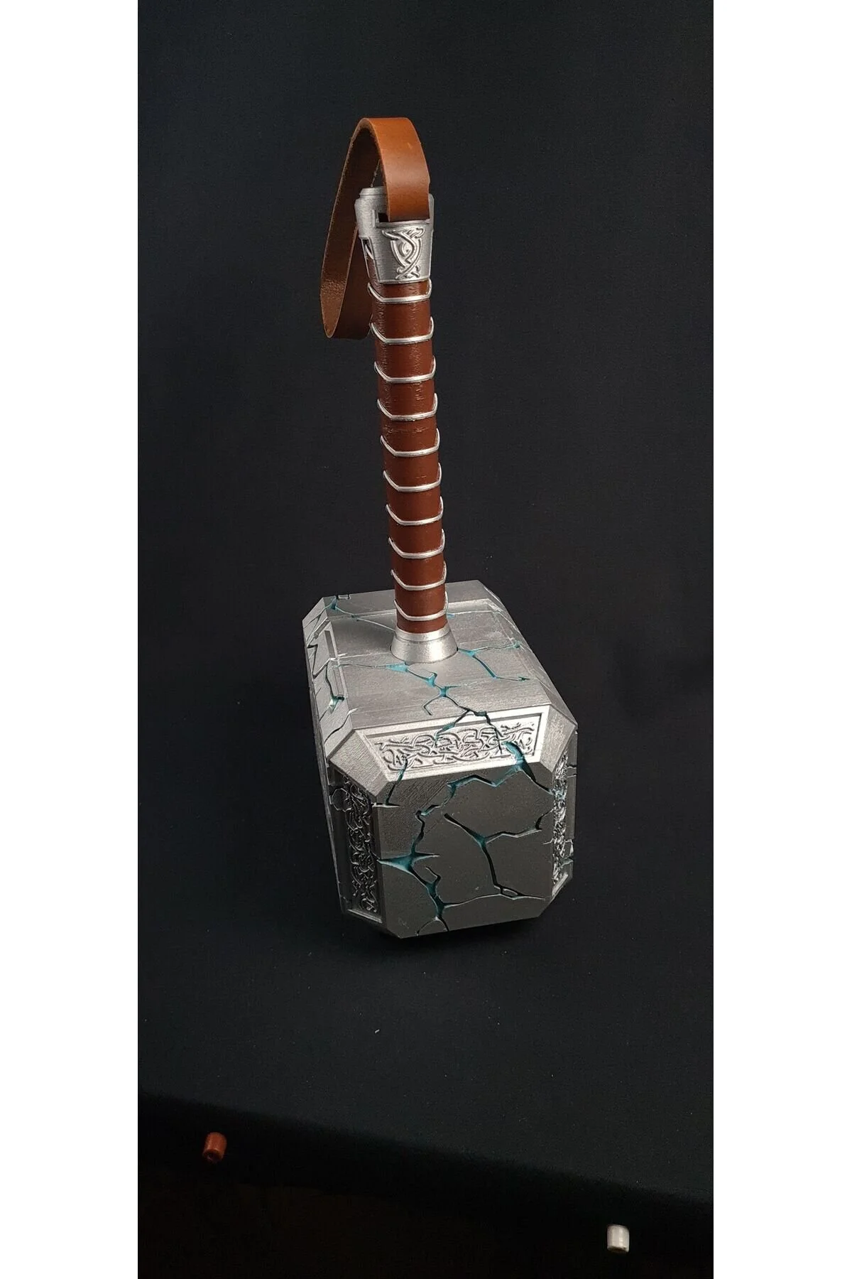 فیگور THOR BROKEN HAMMER MJOLNIR GLOW IN THE DARK ASHROBOTİC