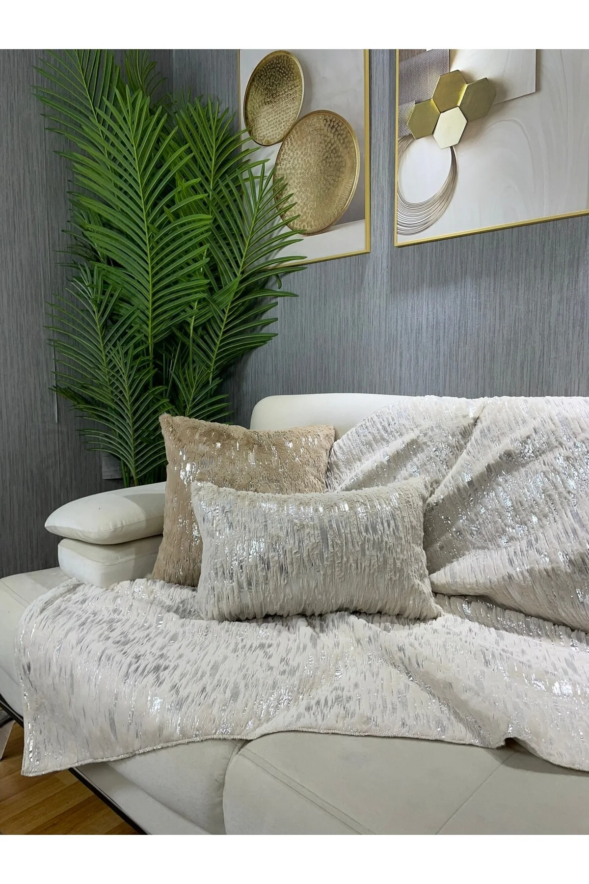 روکش مبل خرگوش نقره ای در انتظار پوشش صندلی چاپی و شال کرم. Paris Life