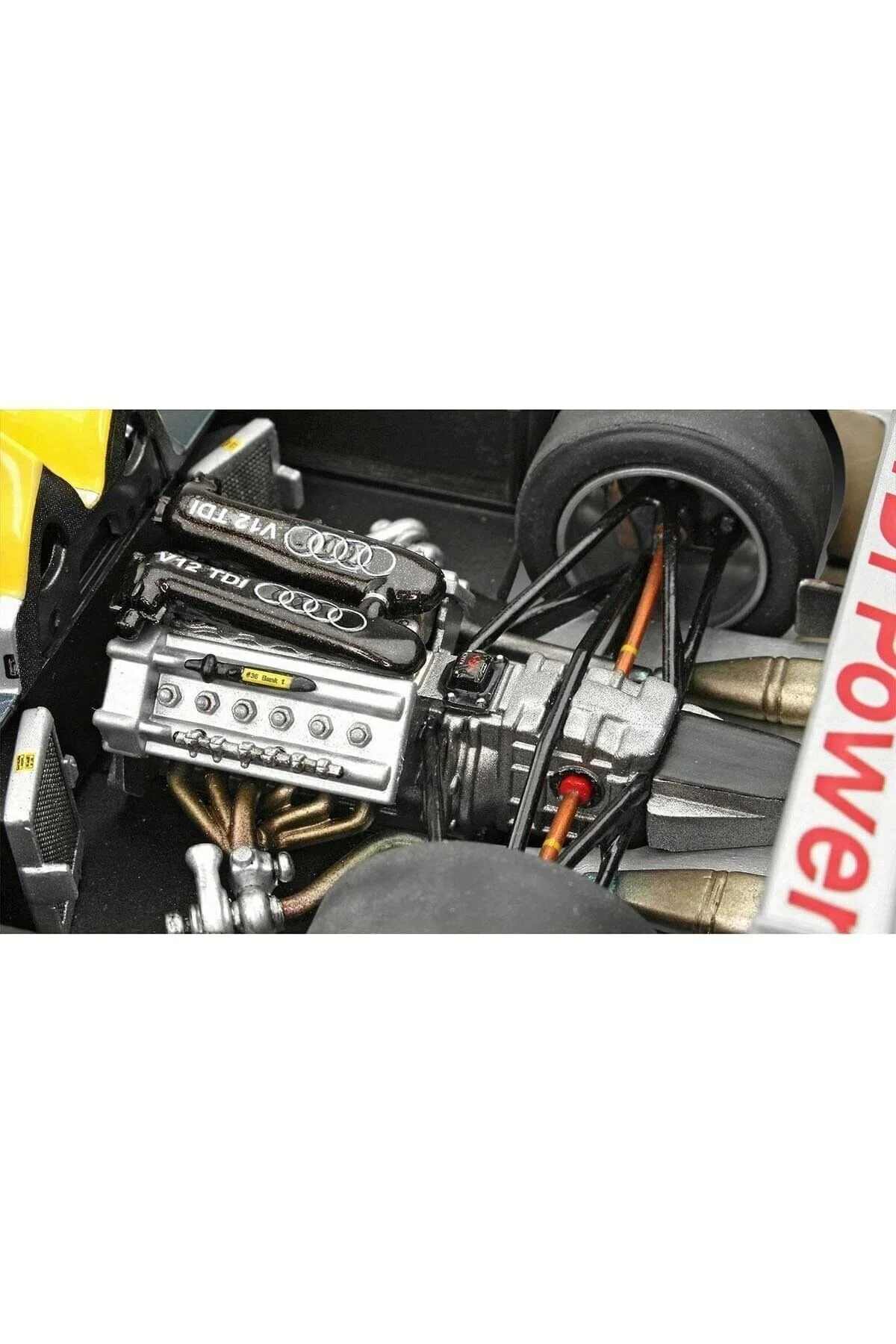 بازی های رومیزی 1:24 آئودی R10 TDI Vg05682 REVELL