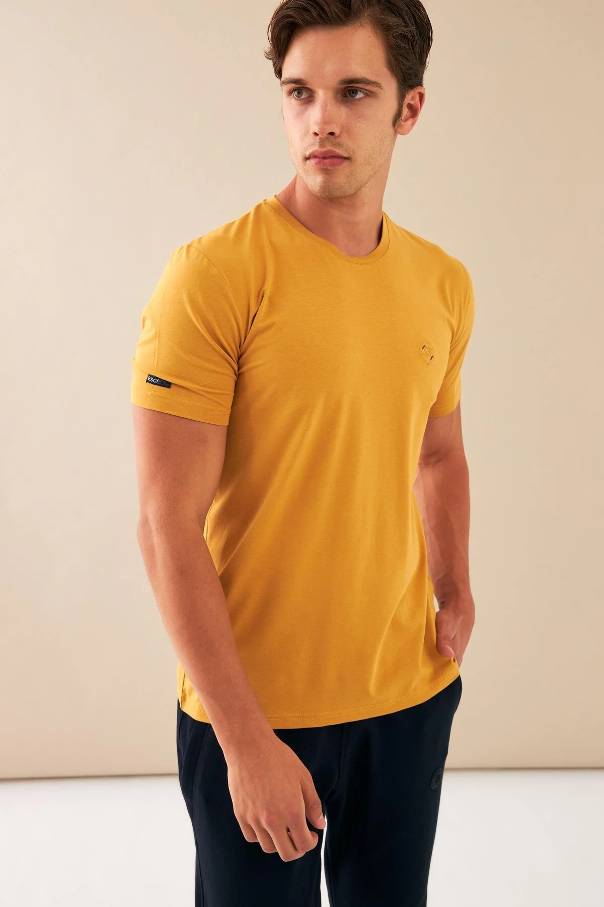 تی شرت ورزشی مردانه خردل اسپرت صفر تنفس پارچه معین با SLIMFIT T0083 Escetic