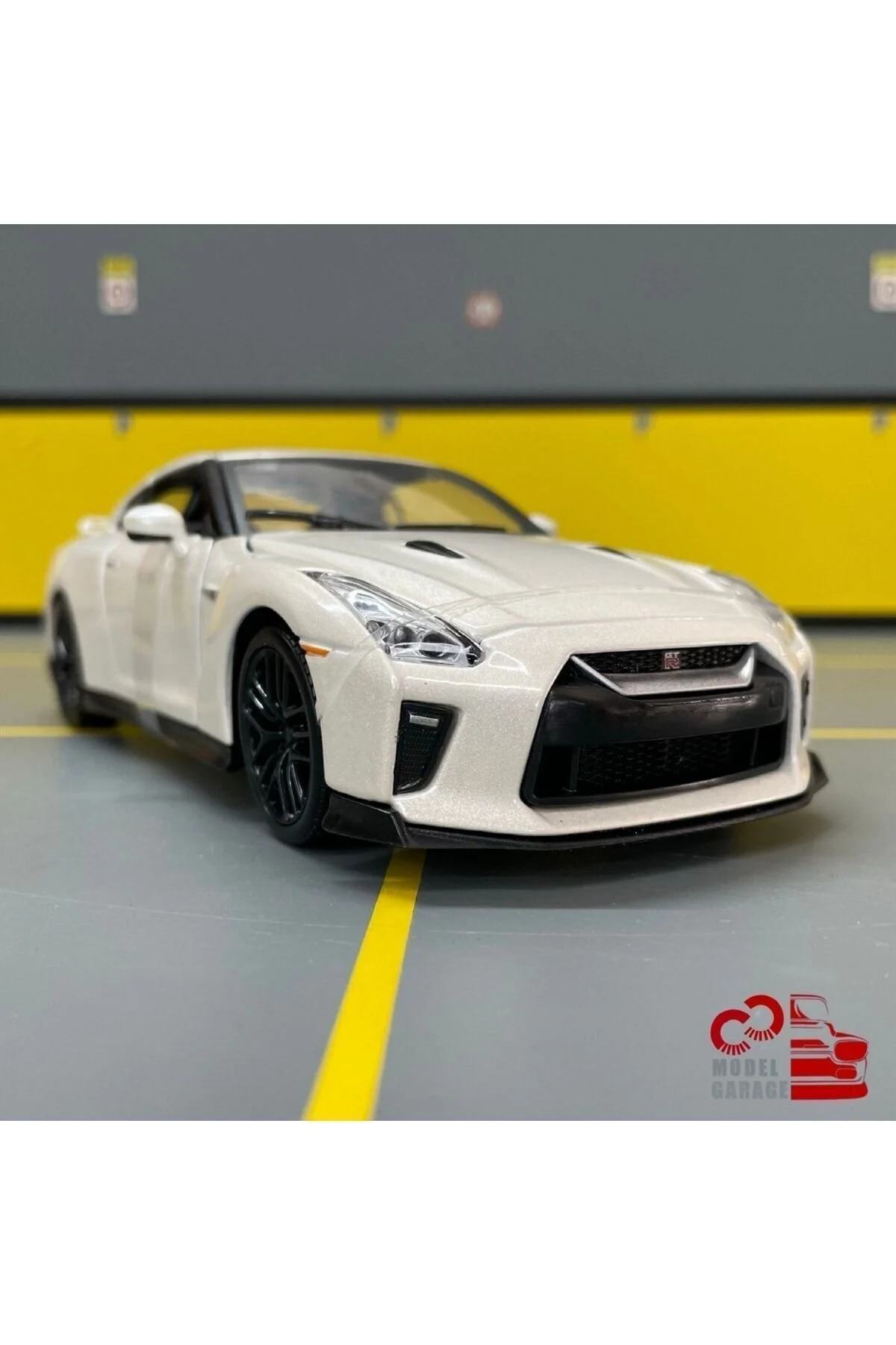 مدل خودرو NISSAN GT R R35 2017 1 24 SCALE C&amp;C MODEL GARAGE DIECAST METAL CAR اورجینال Burago