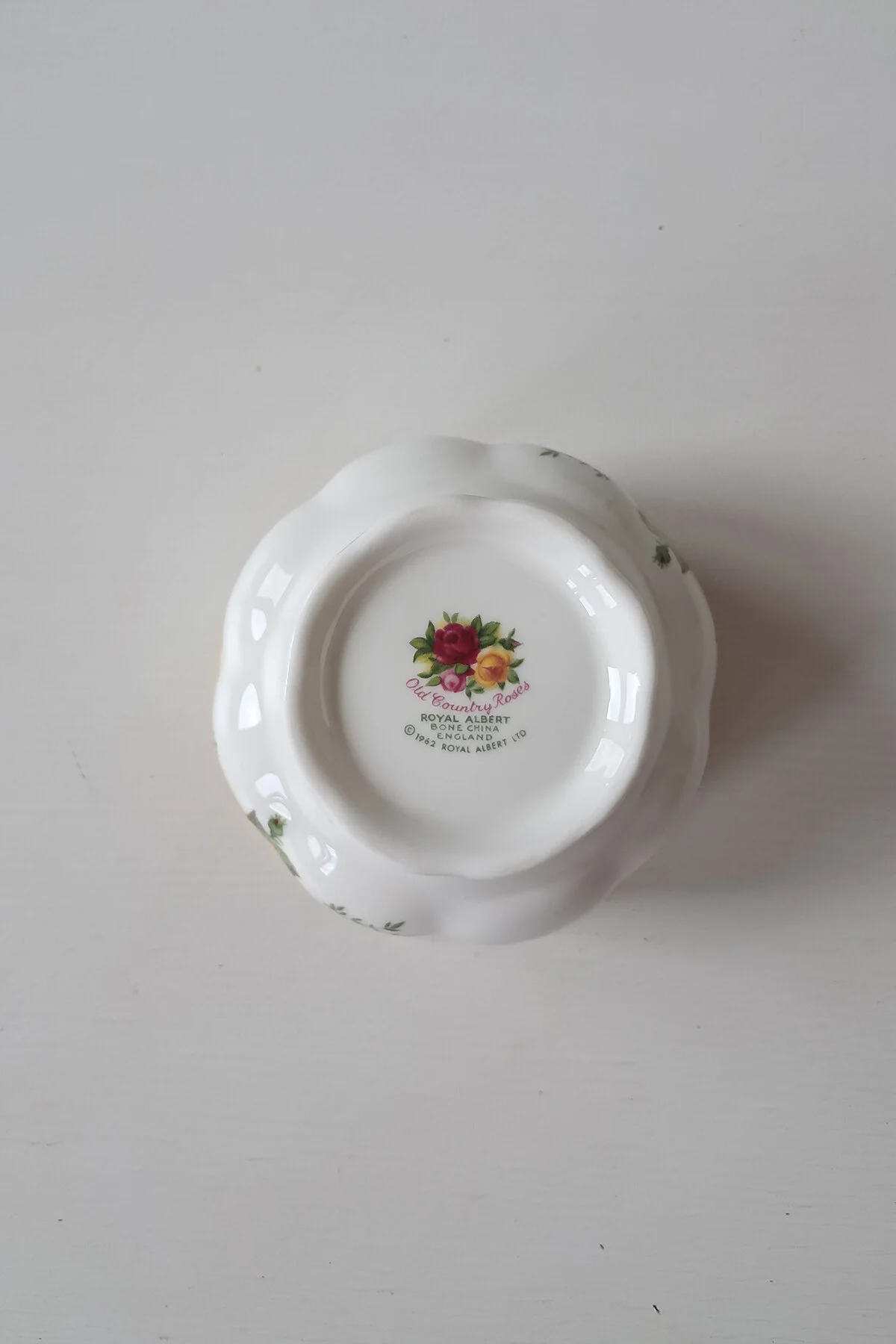 قندان کشور قدیمی گل سرخ استخوانی چین 9.5 سانتی متر Royal Albert