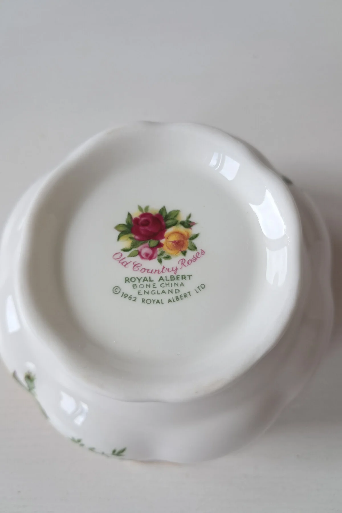 قندان کشور قدیمی گل سرخ استخوانی چین 9.5 سانتی متر Royal Albert