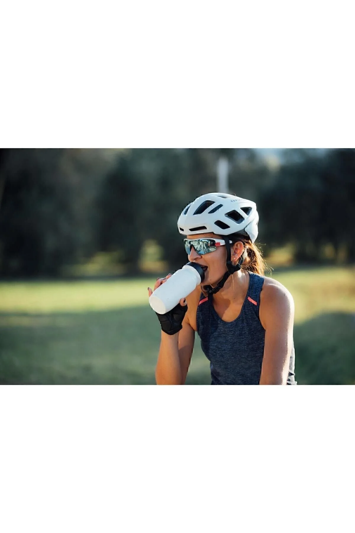 قمقمه ورزشی فلاسک دوچرخه عملی ارگونومیک 550 میلی لیتر سفید ضروری Decathlon