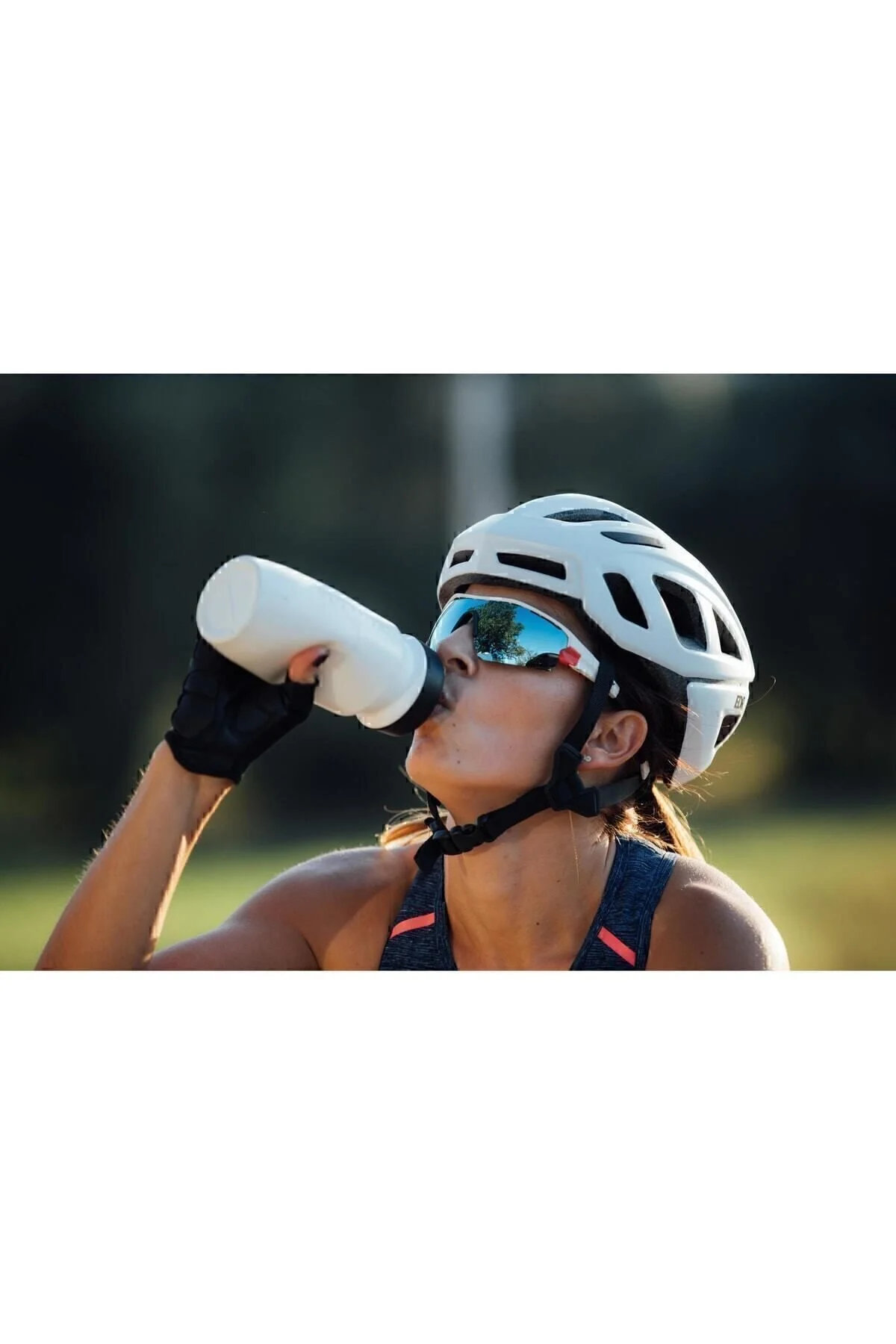 قمقمه ورزشی فلاسک دوچرخه عملی ارگونومیک 550 میلی لیتر سفید ضروری Decathlon