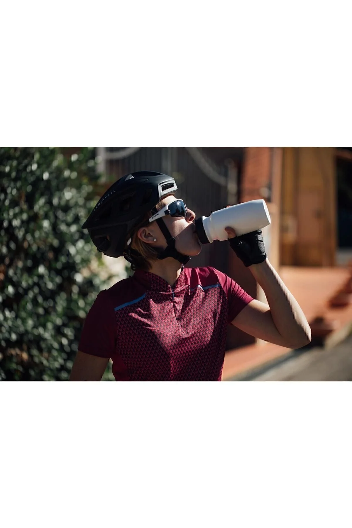 قمقمه ورزشی فلاسک دوچرخه عملی ارگونومیک 550 میلی لیتر سفید ضروری Decathlon