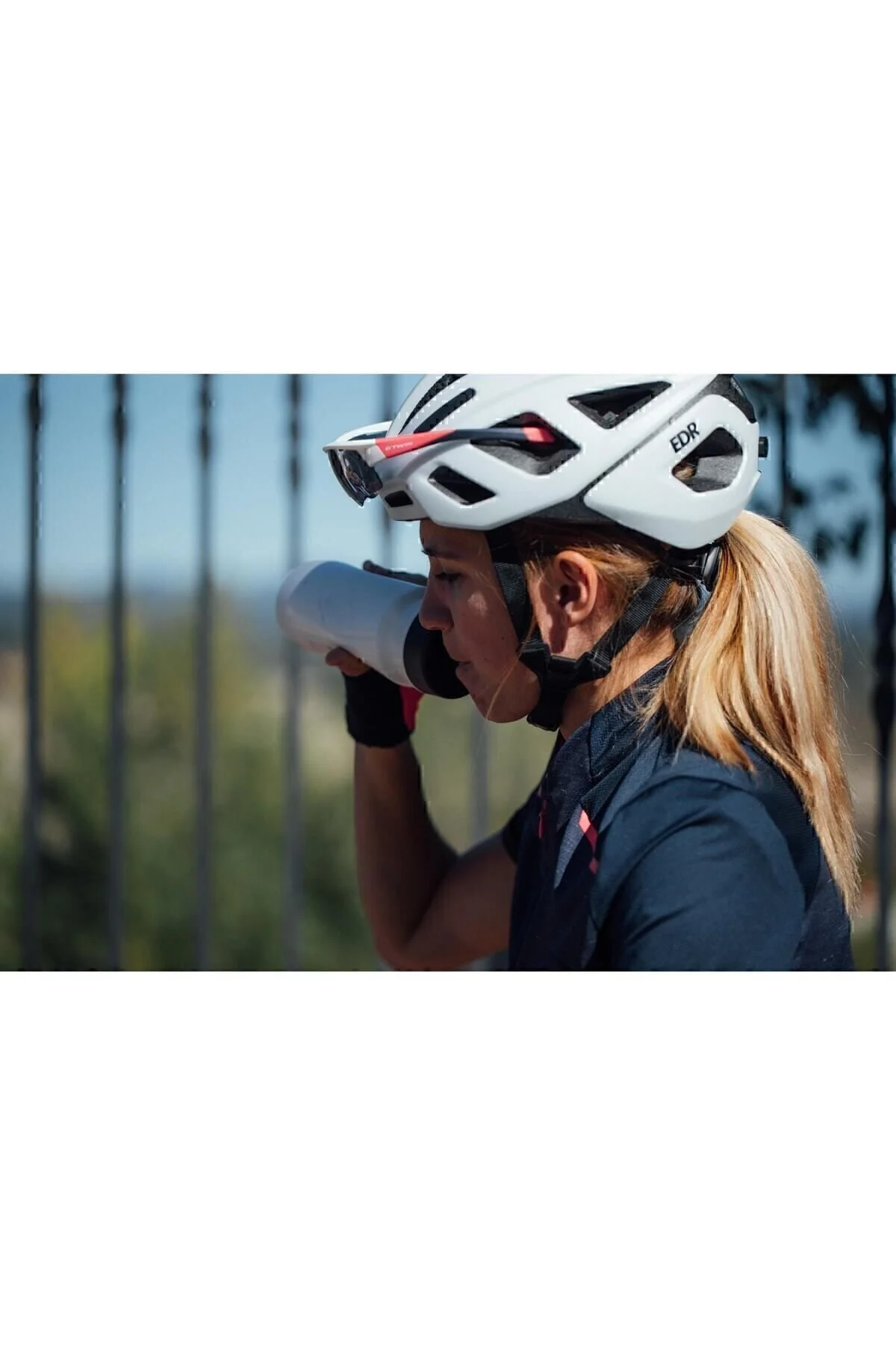 قمقمه ورزشی فلاسک دوچرخه عملی ارگونومیک 550 میلی لیتر سفید ضروری Decathlon