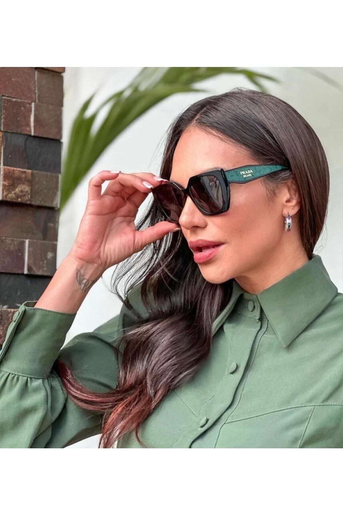 عینک آفتابی زنانه پرادا (Prada) مدل SPR 15W با فریم دو رنگ سیاه و سبز و شیشه سبز Prada