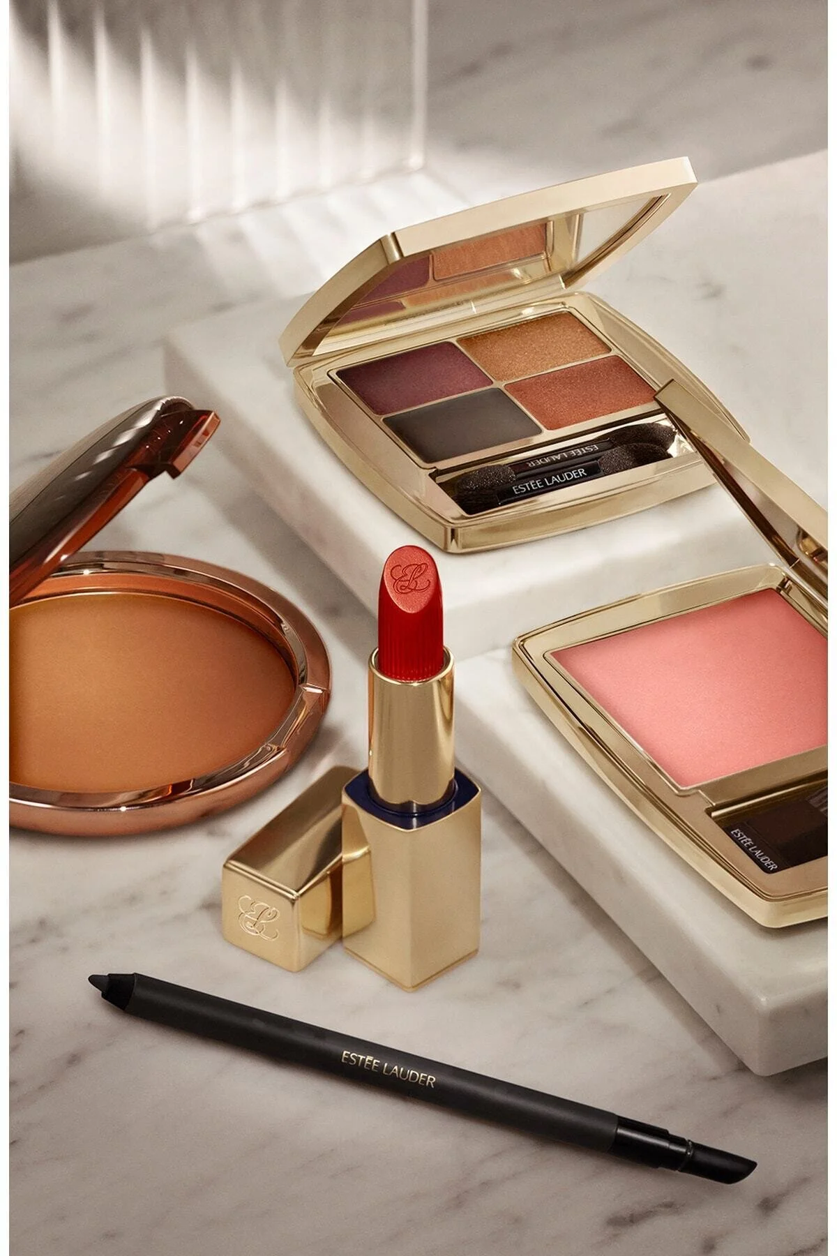 رژ لب مات و طبیعی با پایانه دائمی 828 در کنترل پاسی3722 استی لادر Estee Lauder