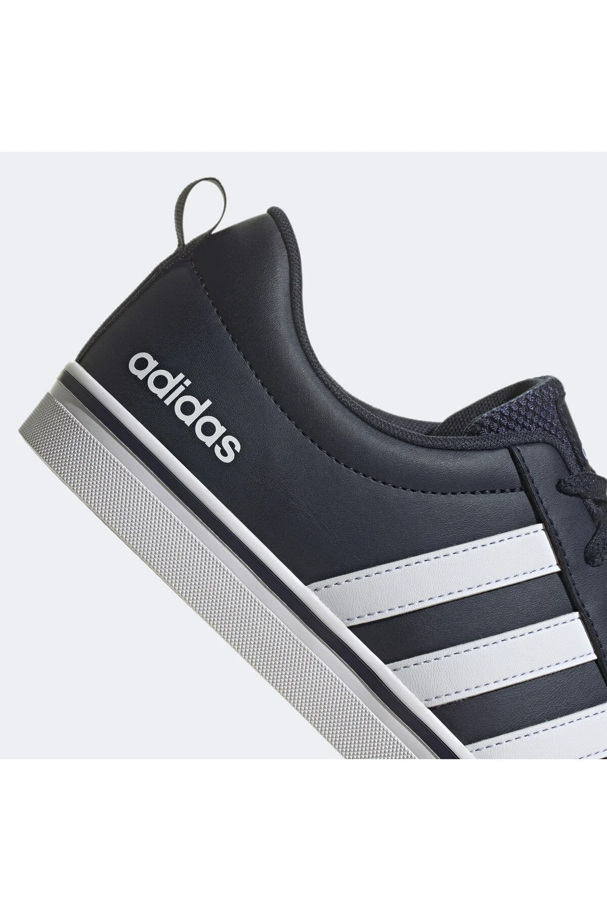 کفش مردانه در مقابل 20 ورزشی سیاه و سفید آدیداس adidas