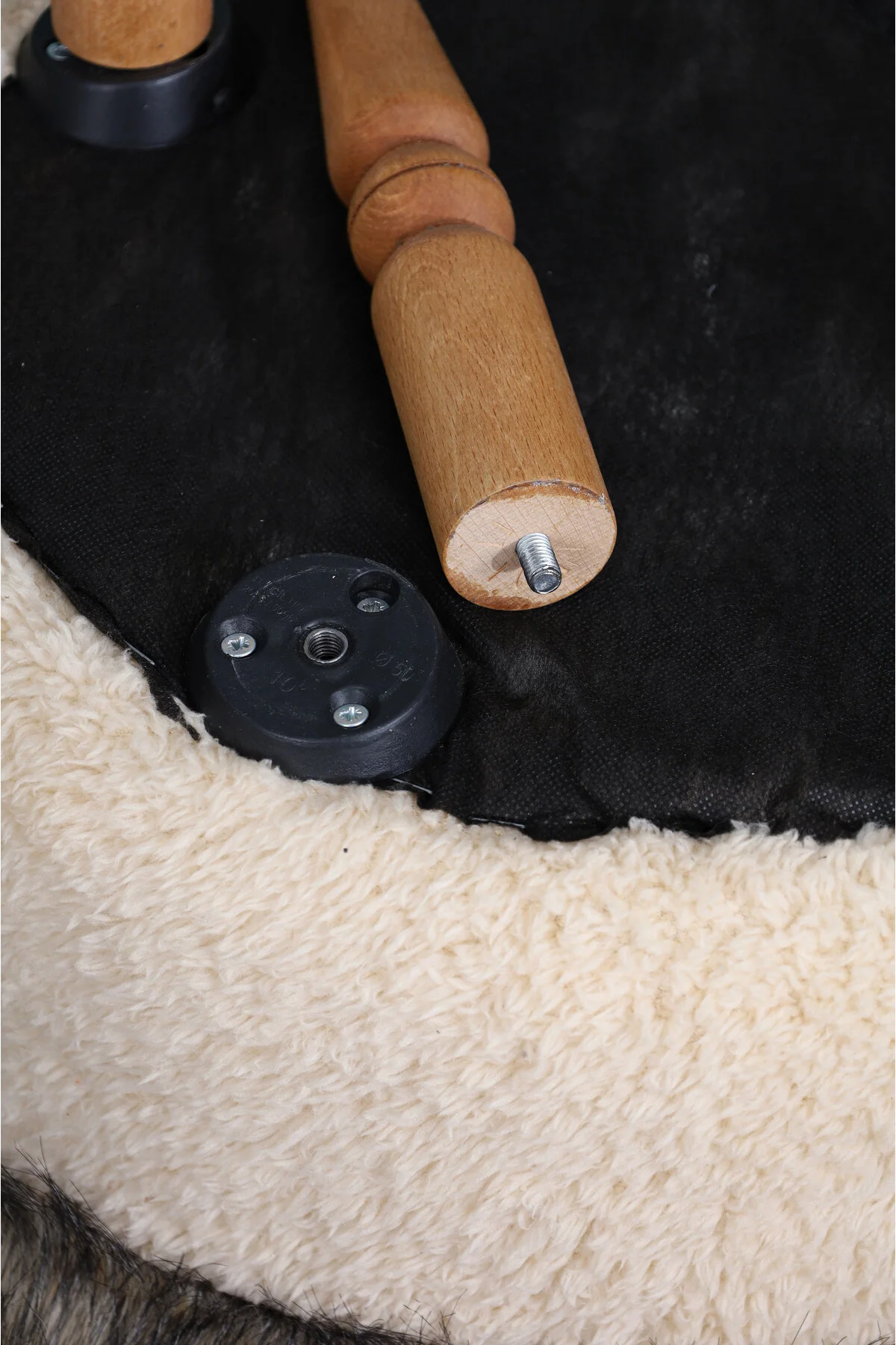 پاف و نیمکت CREAM MIX PLUSH DESIGN WALNUT GREATE LEATY PUFMANYA