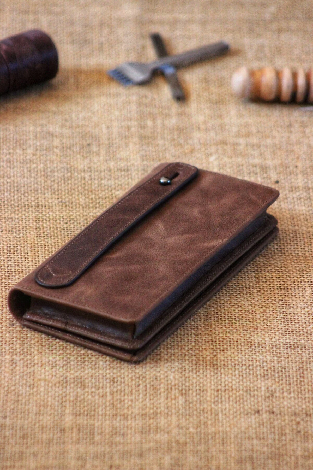 کیف پول بلند چرم اصل با محفظه تلفن بند دستی جاکلیدی و جعبه کادو یونیسکس MAT CRAFT