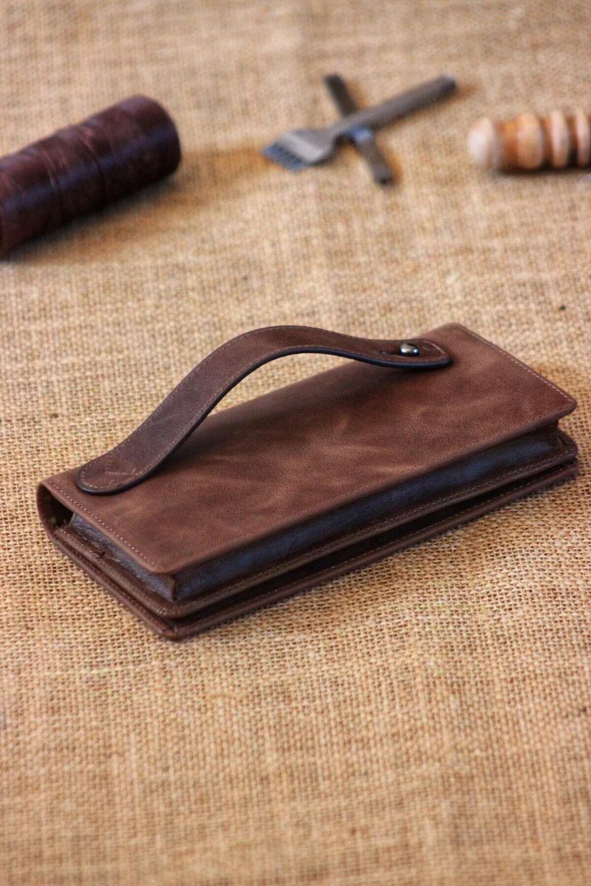 کیف پول بلند چرم اصل با محفظه تلفن بند دستی جاکلیدی و جعبه کادو یونیسکس MAT CRAFT