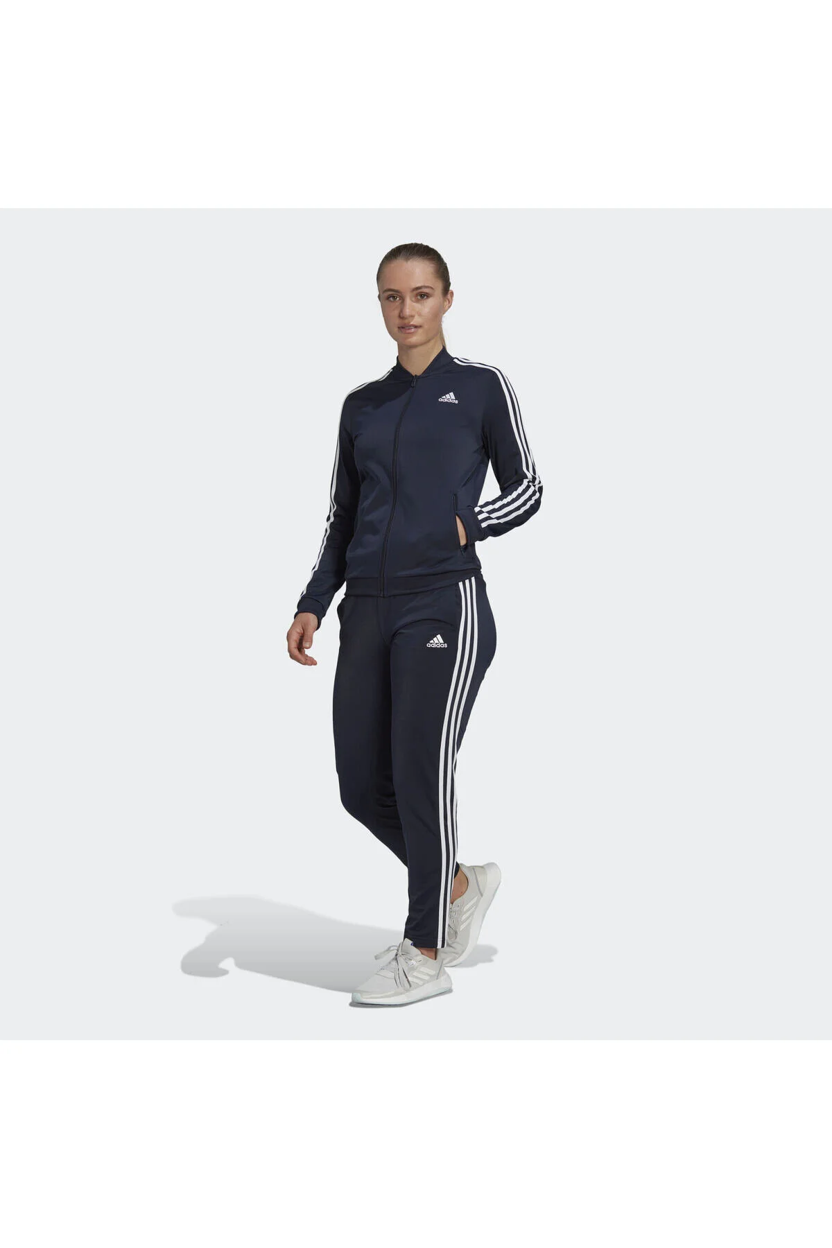 ست ورزشی آدیداس اسنشالز | طراحی کلاسیک و بی‌زمان  adidas