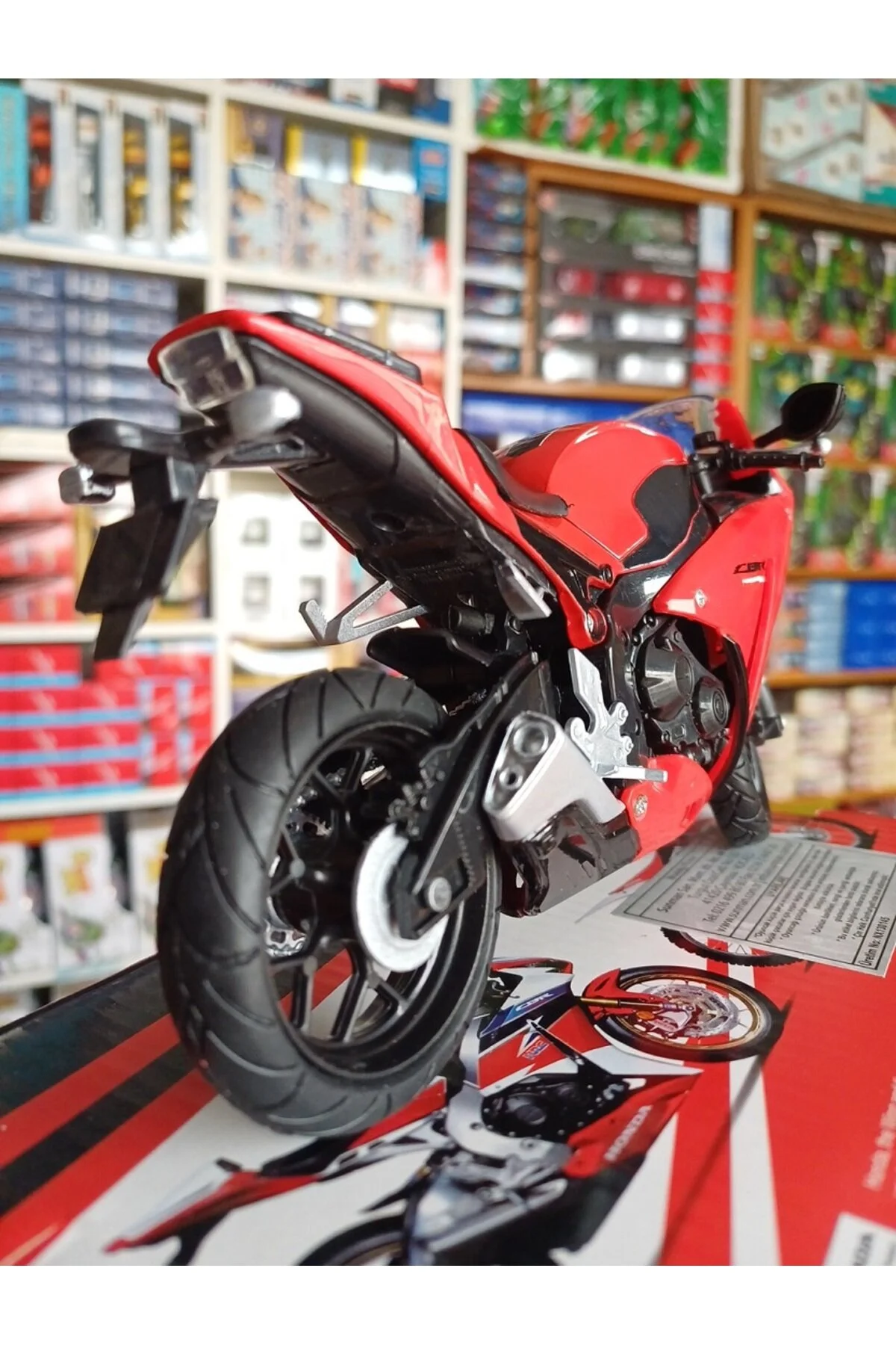 مدل خودرو موتور سیکلت HONDA CBR 1000 RR 1:12 ایستاده است OYUNCAKSAHİLİ