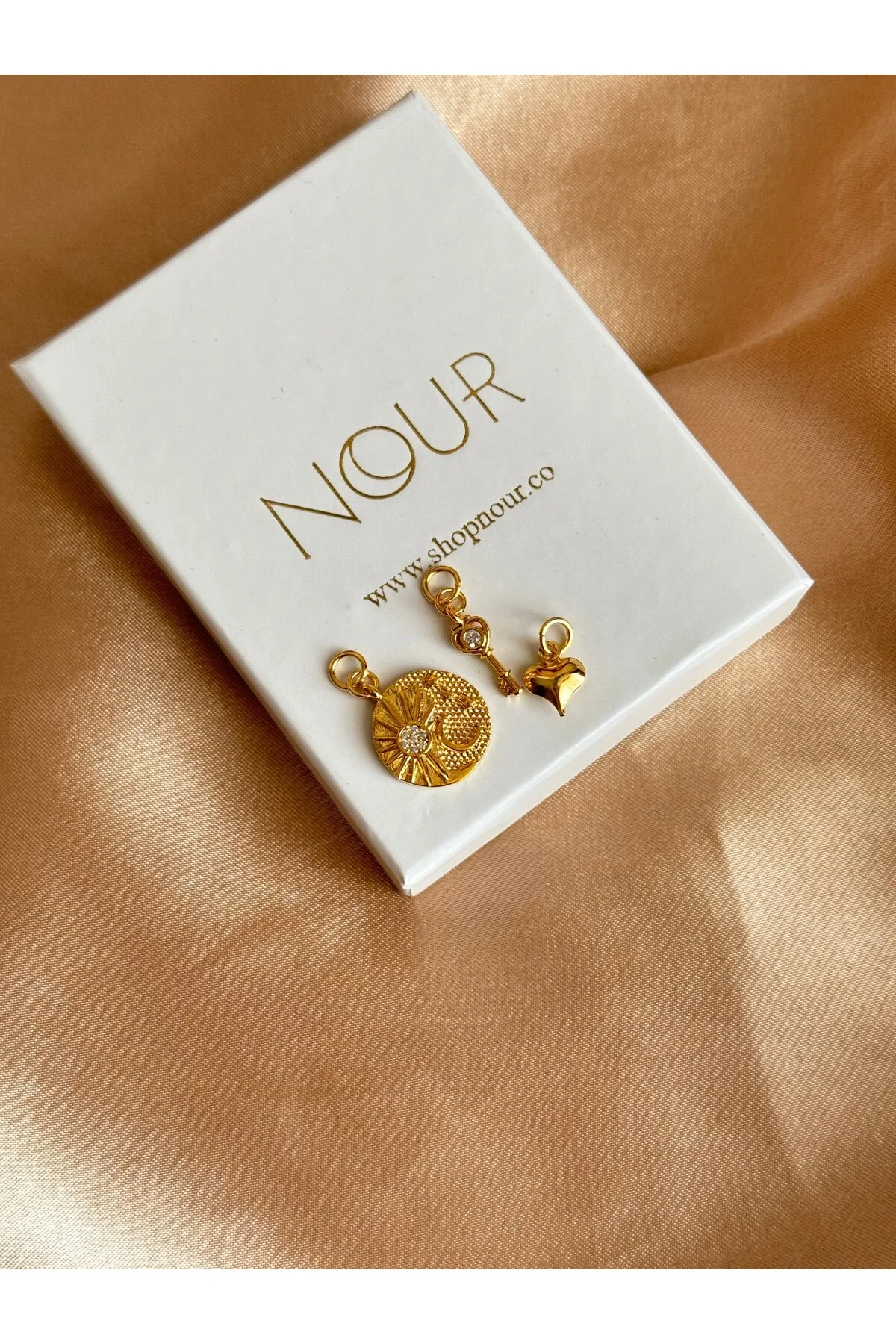 چارم ترکیبی از جذابیت کلید قلب خورشید و طراحی گردنبند جذاب شما Nour Co