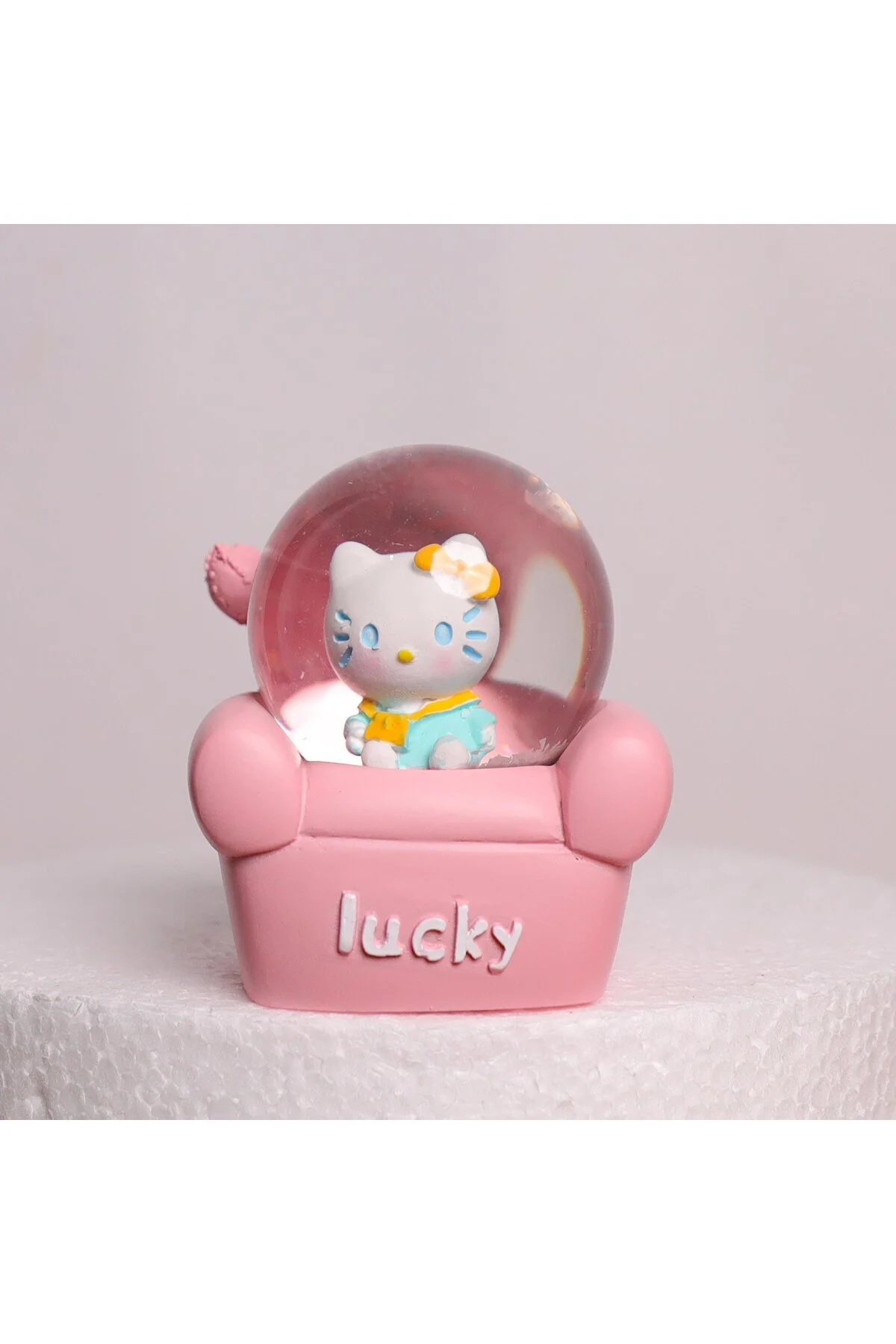 گوی برفی HELLO KITTY MIDI SNOW GLOBE نشسته روی مبل از ترکیه Piraye Gift
