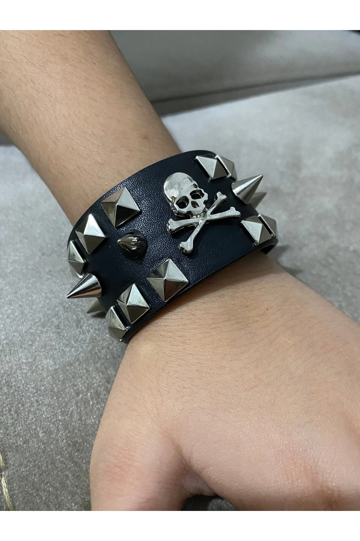 دستبند فشن فلزی هرمی با جمجمه 4. سانتی متری Aksabeltchokers