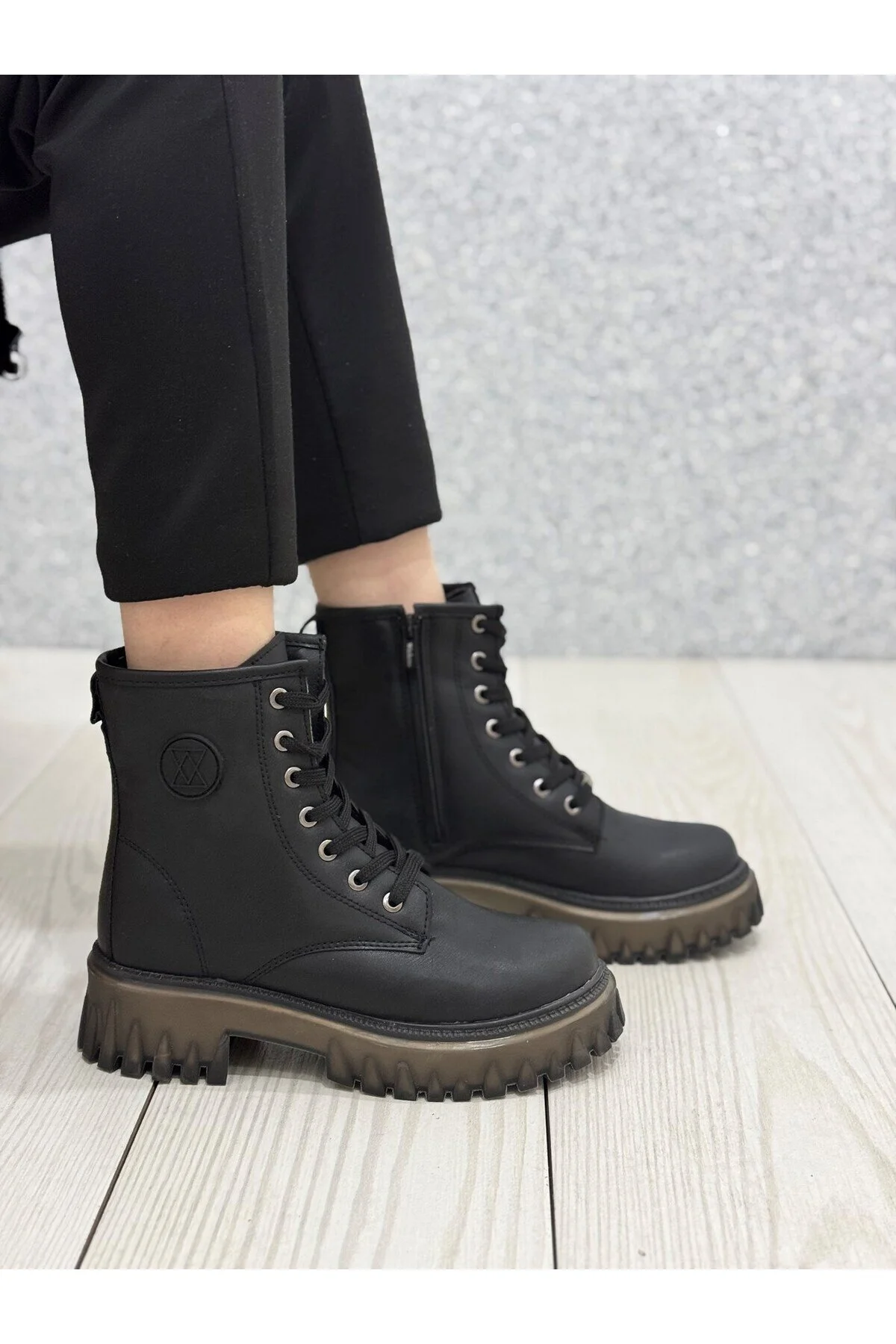 بوت مشکی زنانه 2615 1 بوت ضخیم پوست سیاه ویکرز Wickers