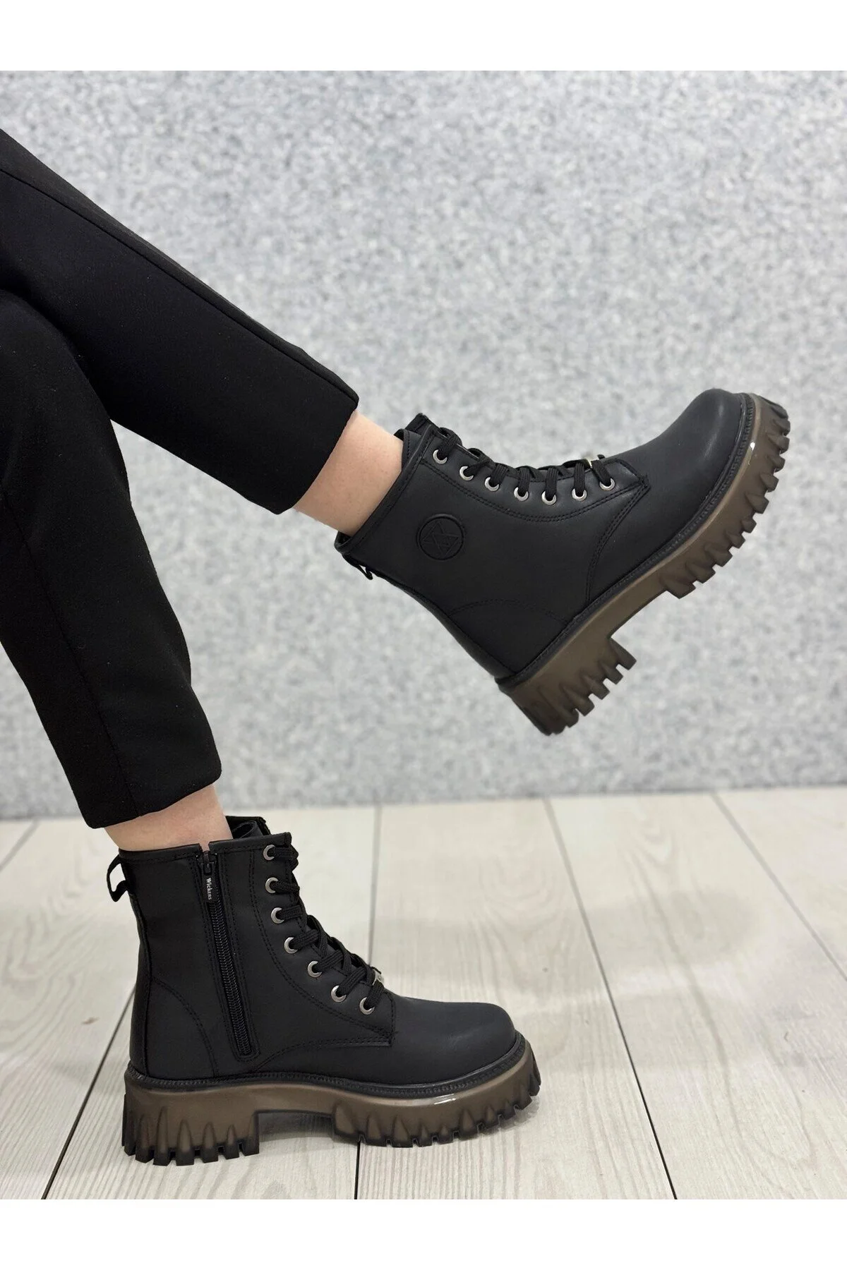 بوت مشکی زنانه 2615 1 بوت ضخیم پوست سیاه ویکرز Wickers