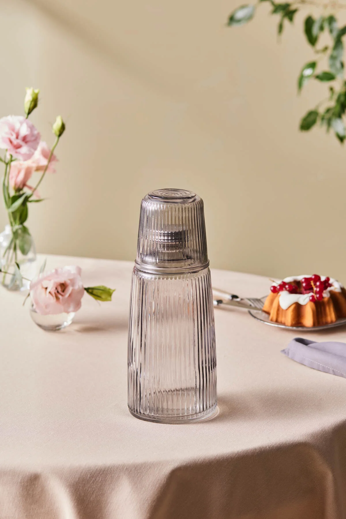 پارچ و تنگ کوزه شیشه ای در کنار تختخواب خاکستری 1100 میلی لیتر Karaca