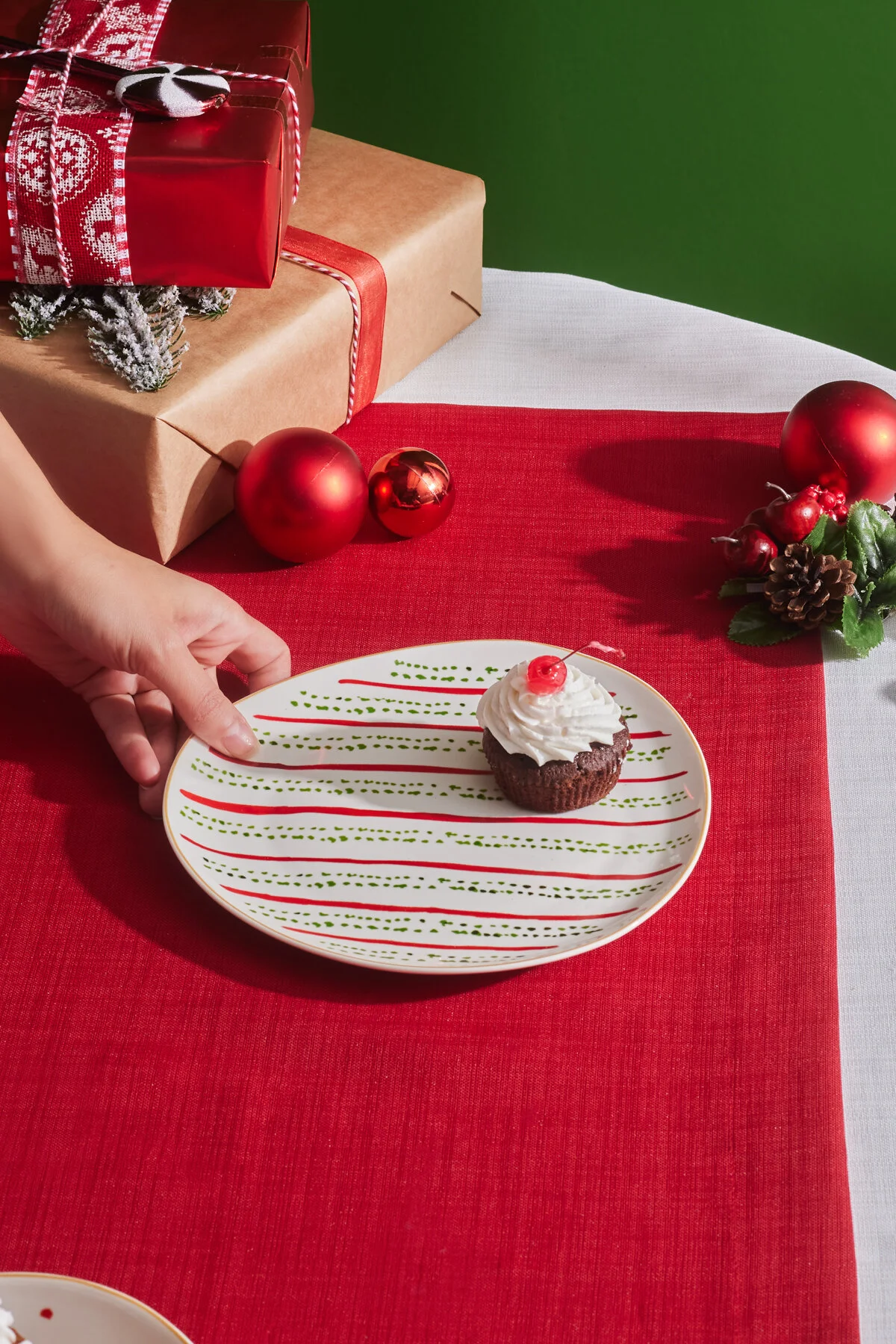بشقاب سال نو کریسمس KOKINA GREEN CAKE PLATE 20.5 سانتی متر کاراجا Karaca