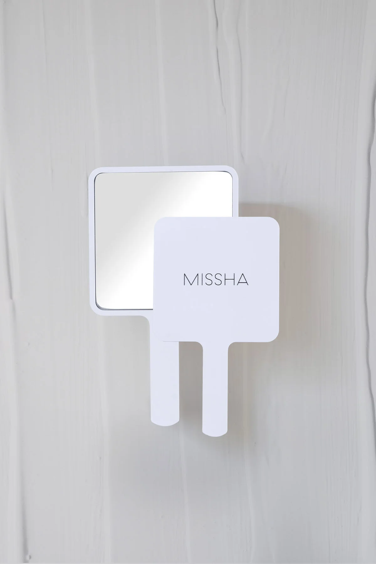 آینه طراحی شیک مربع دست سفید Missha