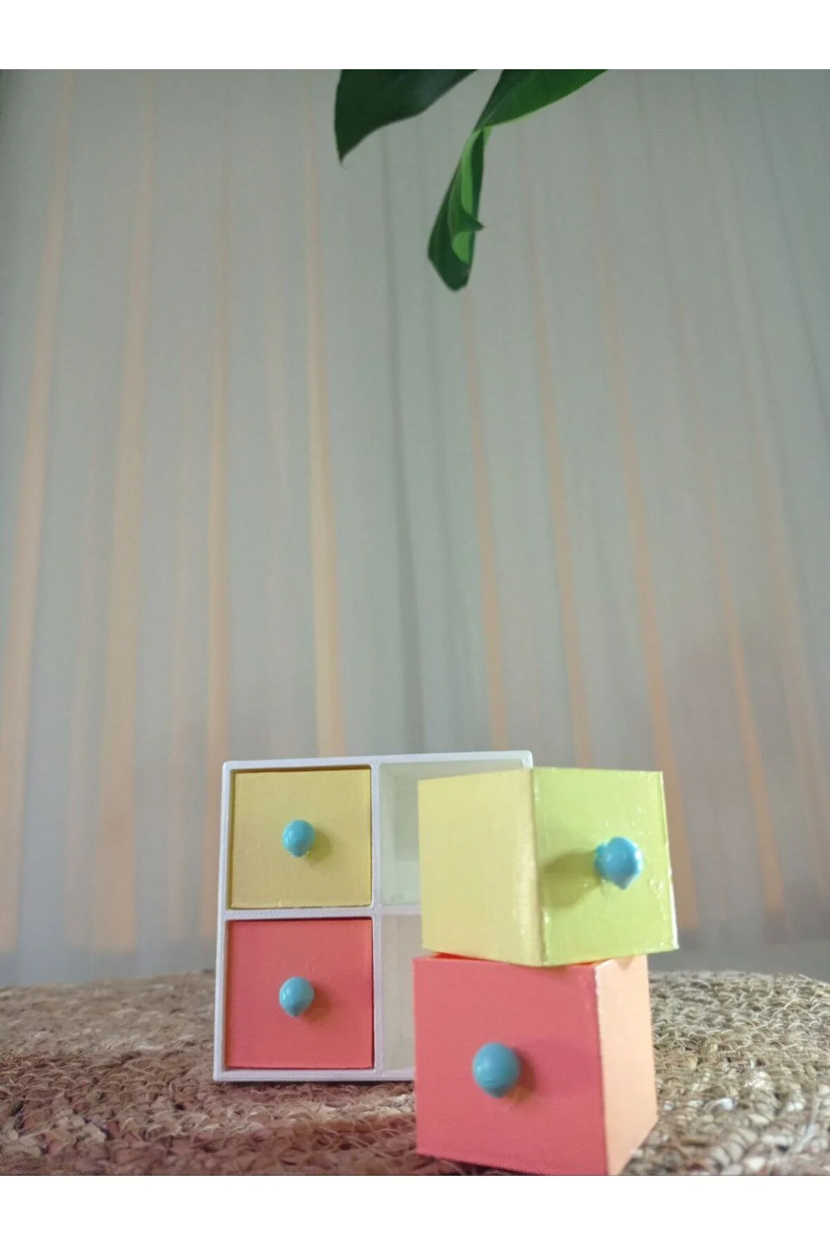 نظم‌دهنده لوازم آرایش و جواهر جعبه اسباب بازی یا جواهرات Handmade