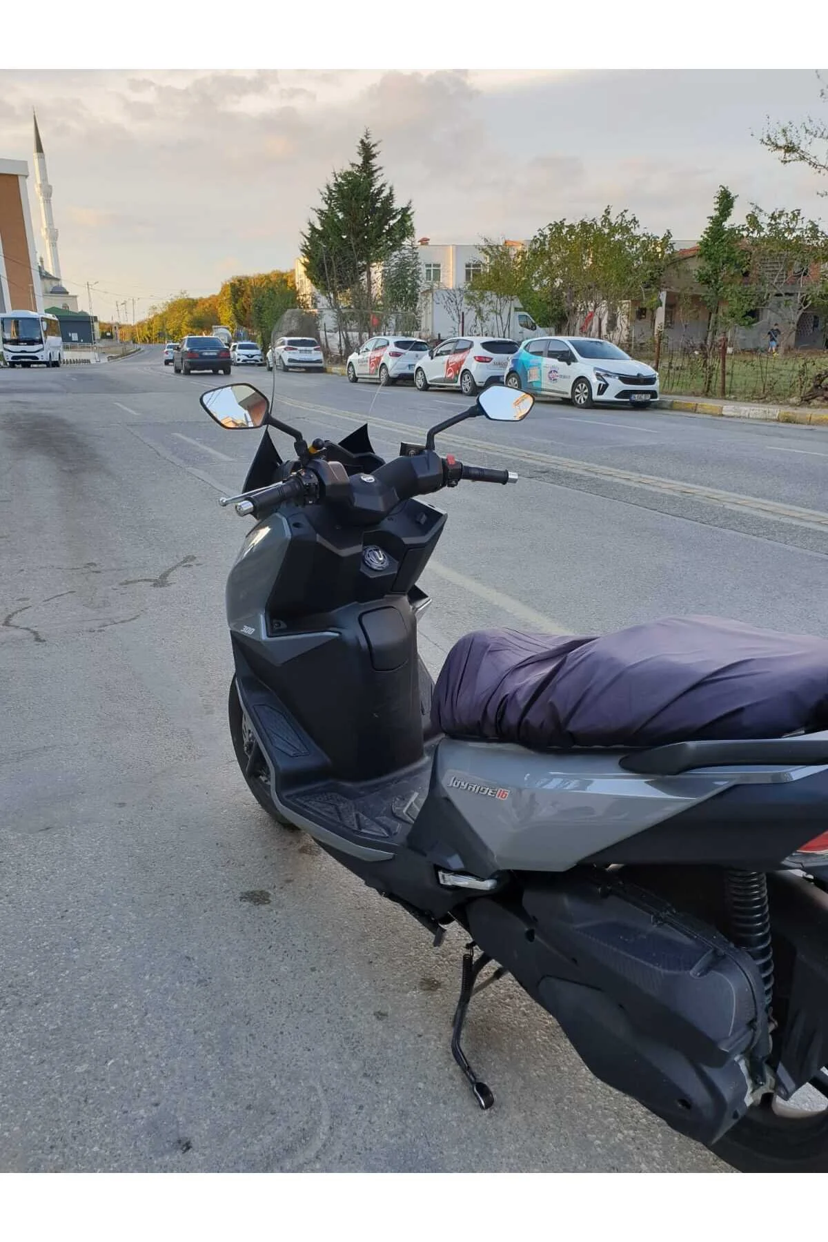 شیشه جلو موتورسیکلت SYM JOYRIDE 300 WINDSHIELD 2023 2024 مدل 65CM شفاف رنگ 4MM سایز متوسط MOTOCAM
