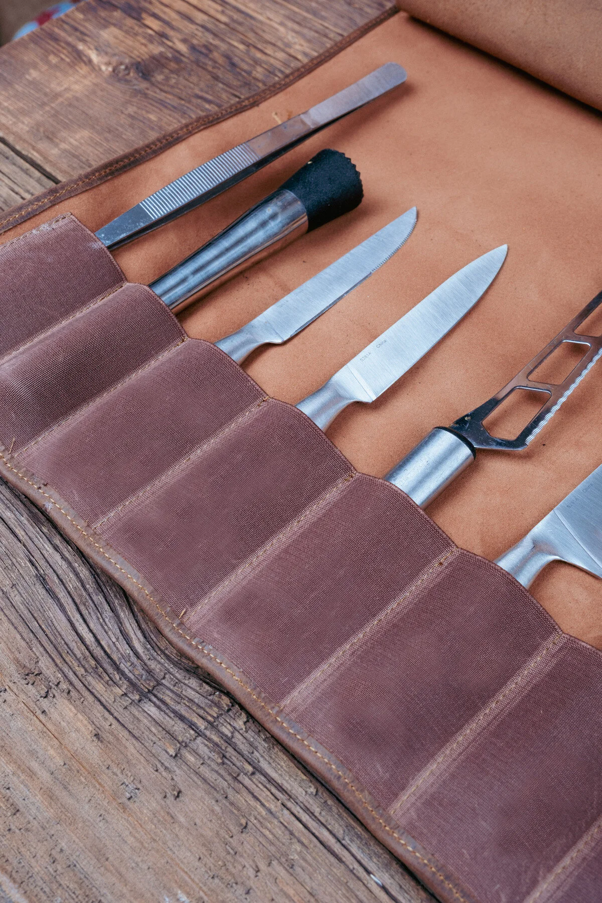 چاقو و ست کیف چاقوی چرمی سرآشپز کیسه طبخ طبل تیره  saraci leather craft