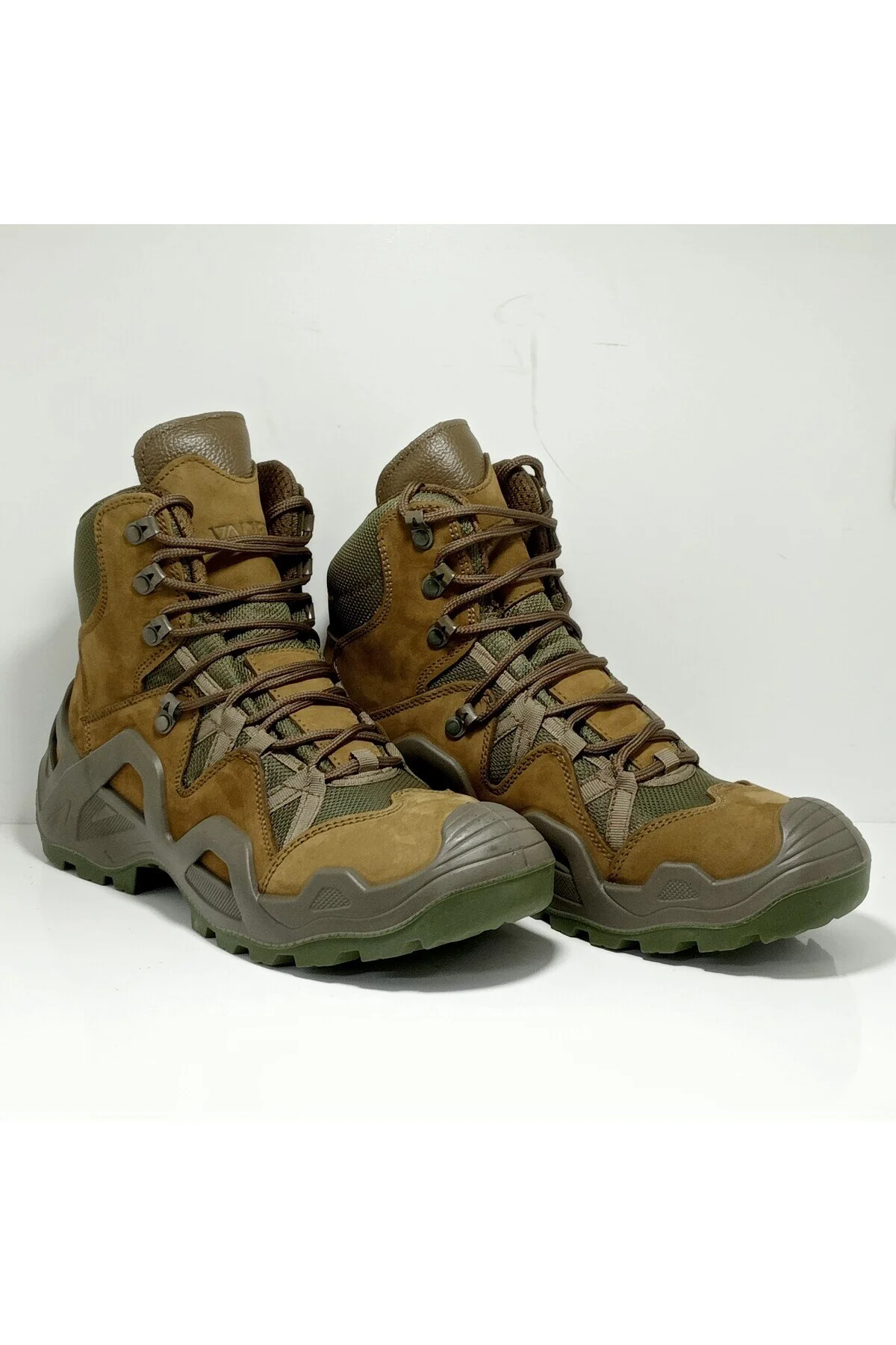 چکمه و بوت های تاکتیکی 4 فصل HALF NUBUCK. زیره لاستیک تزریقی. Vaneda