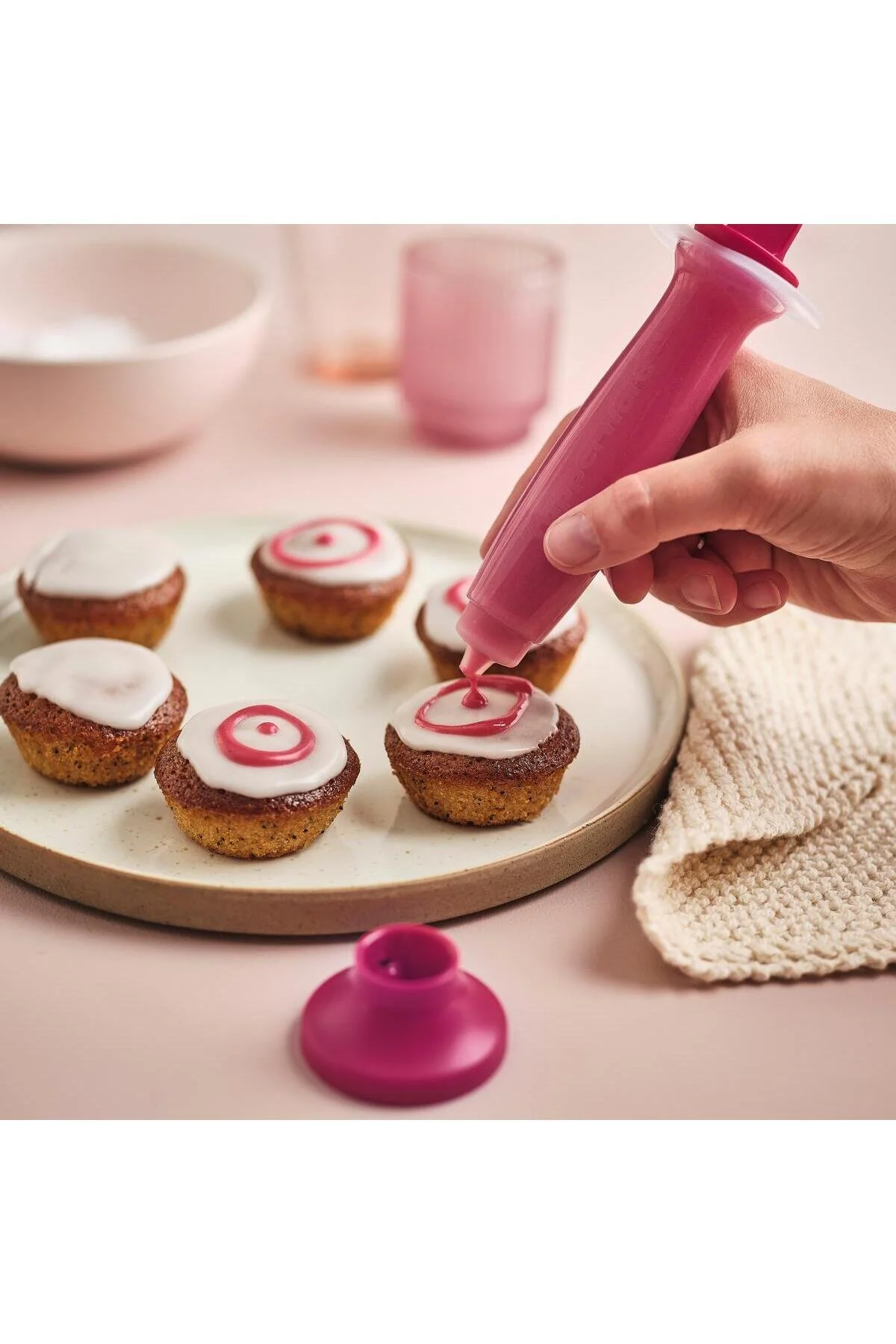 مخلوط کیک و خمیر مداد از ابزار دکوراسیون تزئینی آسان استفاده می کند Tupperware