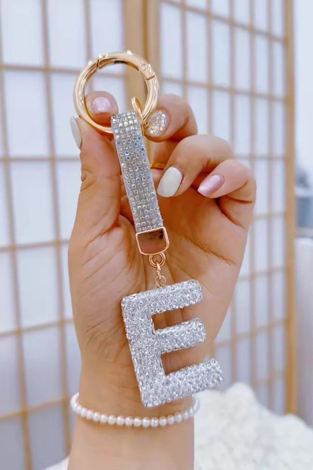 جلیقه کلید جاکلیدی حروف سنگ سفید LETTER E سری VIP CHARM کیف MAZEN