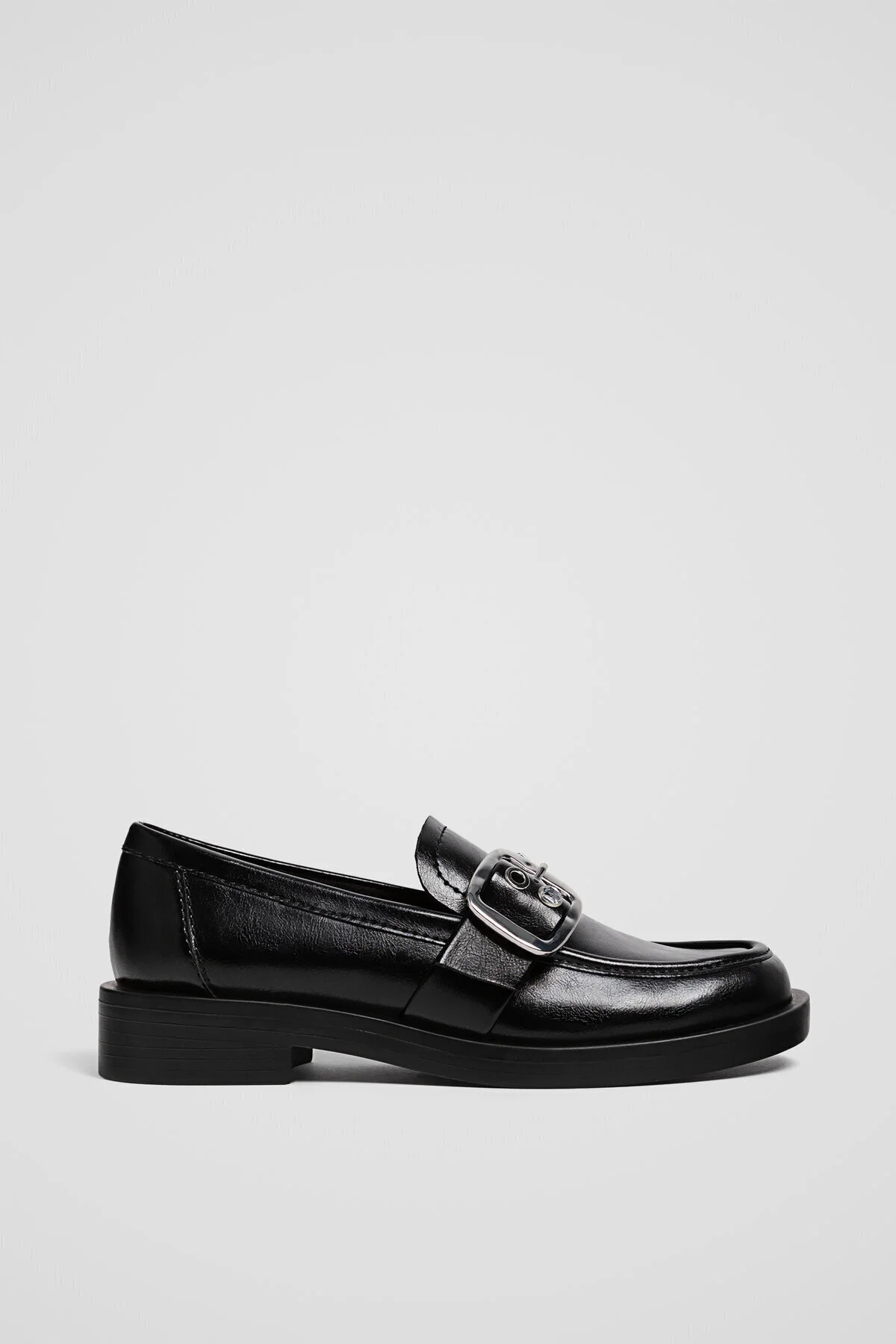کفش لوفر با جزئیات قلاب دار و نوک دکمه دار طراحی شیک و راحت Stradivarius