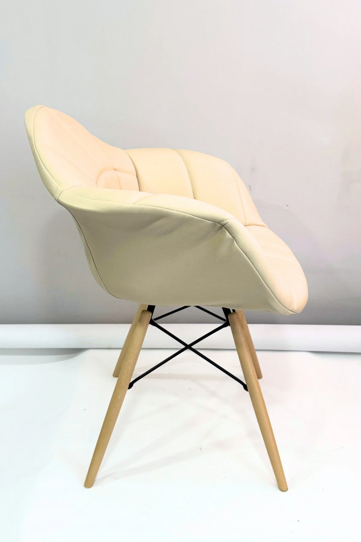 صندلی آشپزخانه چرمی لیزا بژ EAMES با بالکن کافه Dorcia Home