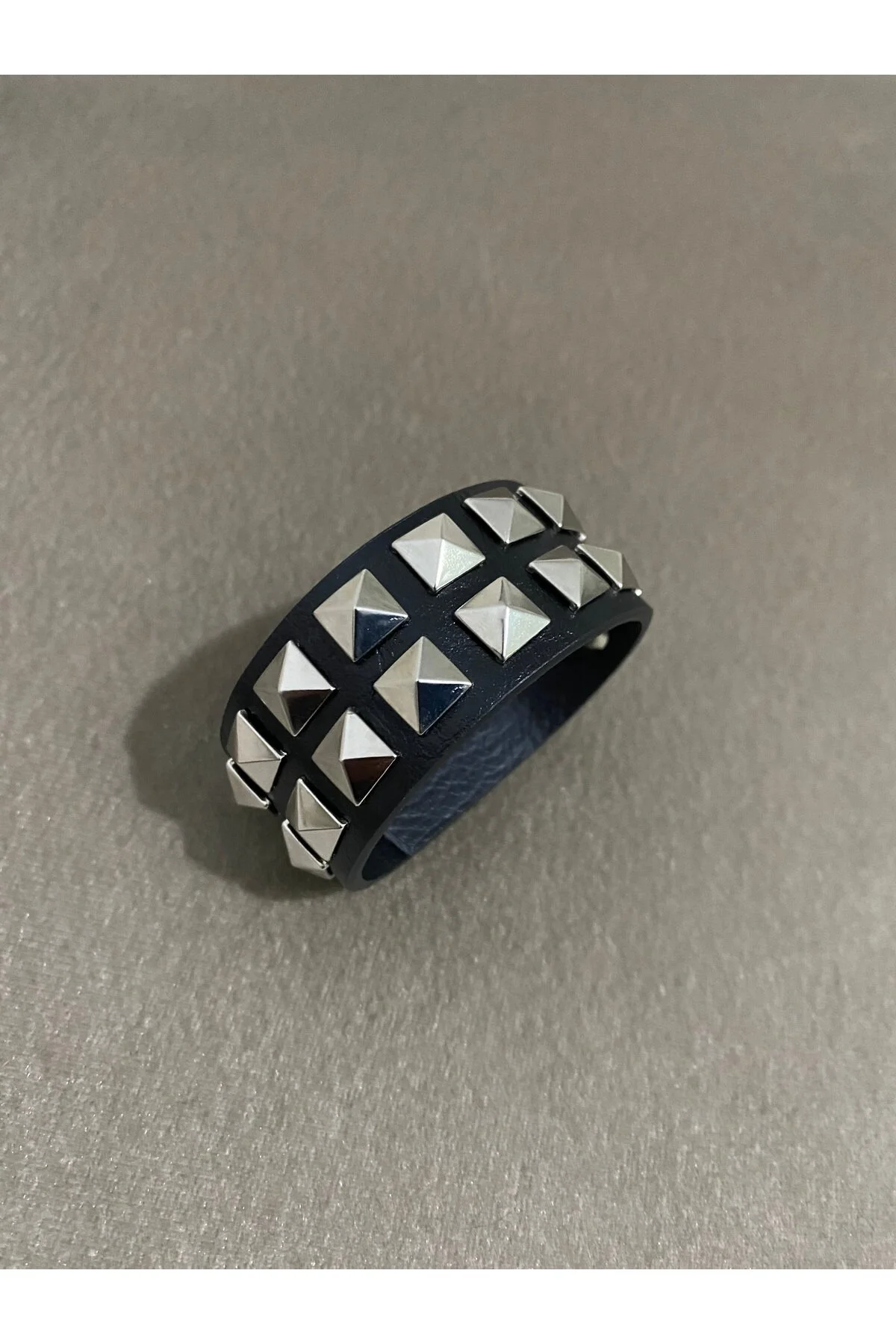 دستبند فشن قدیمی با گل میخ های هرمی دو ردیفه Aksabeltchokers