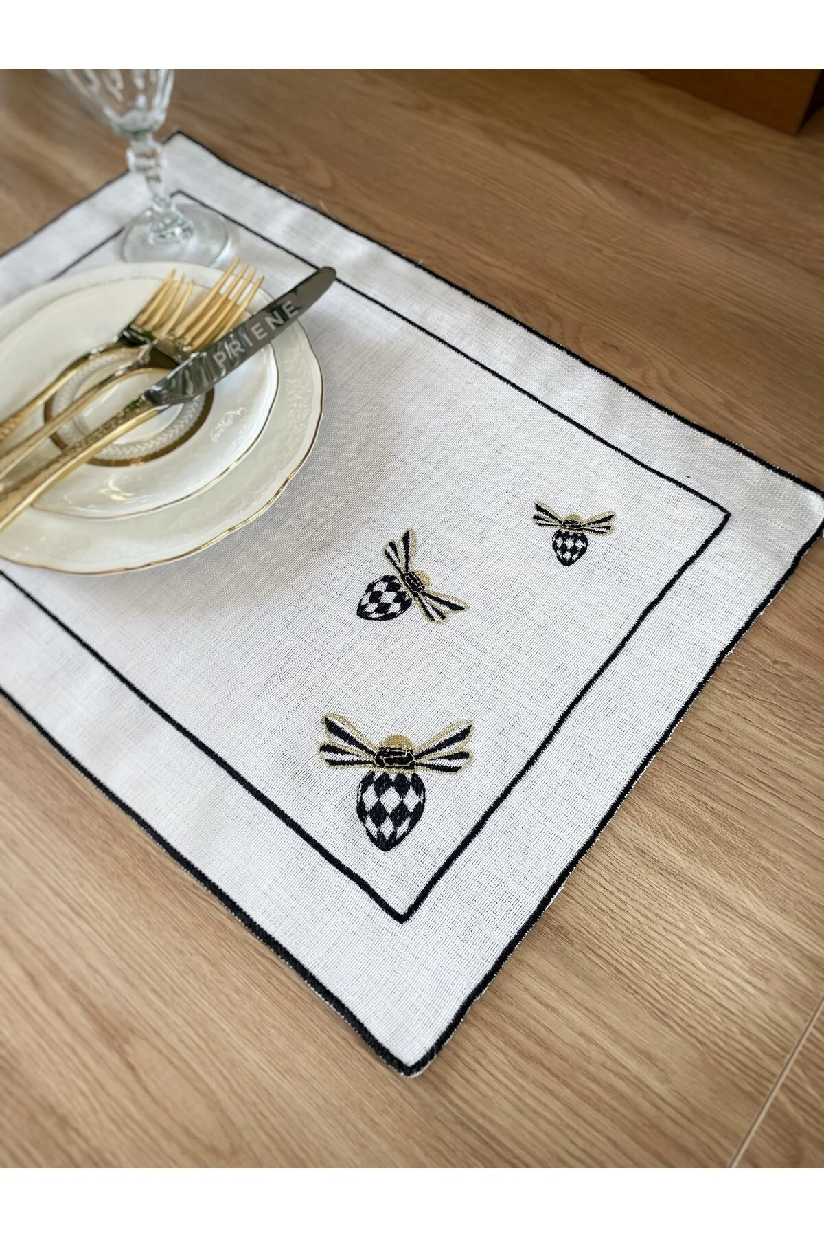 رانر و زیر بشقابی 2 MACKENZIE CHILDS BEE الگوی طرح دار کتانی پارچه ای تزئینی مجموعه خدمات آمریکایی Soft Colours