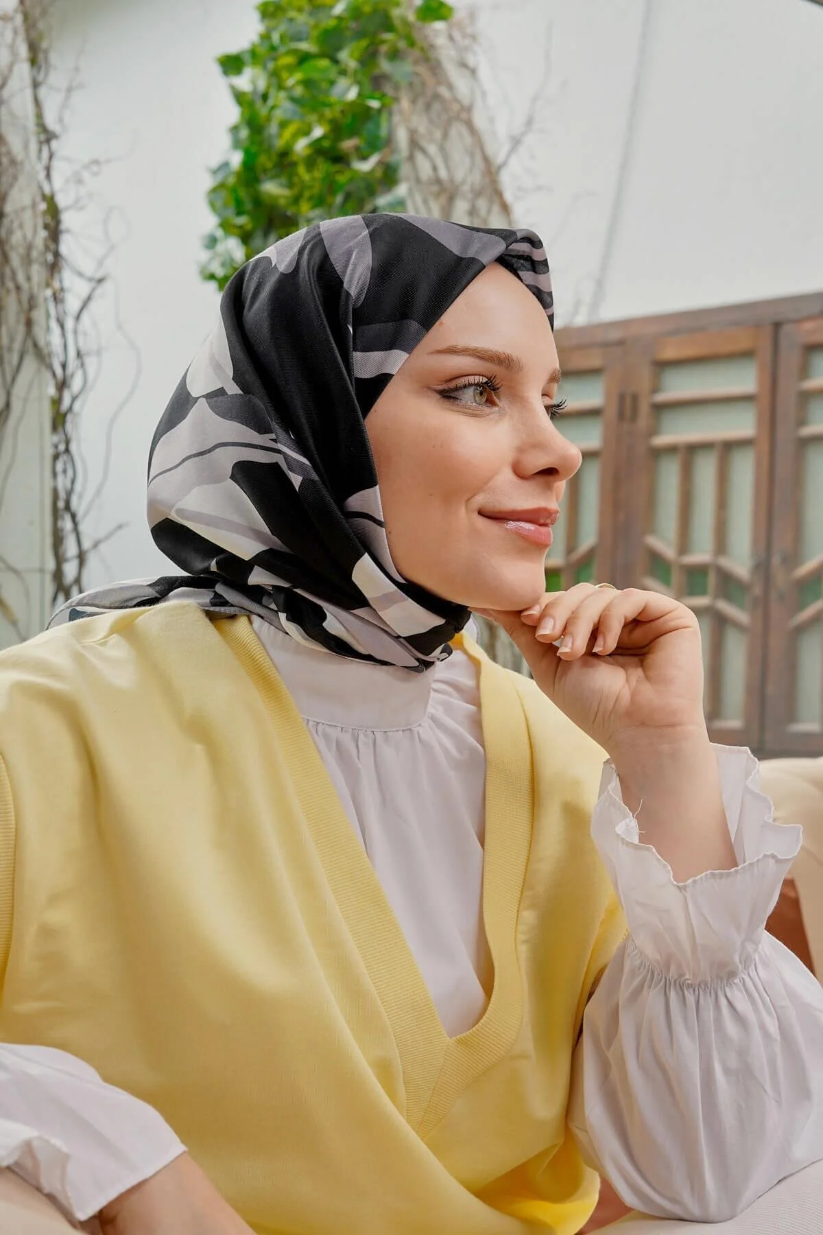 روسری سفید الگوی برگ سیاه نخی نرم AFVENTE