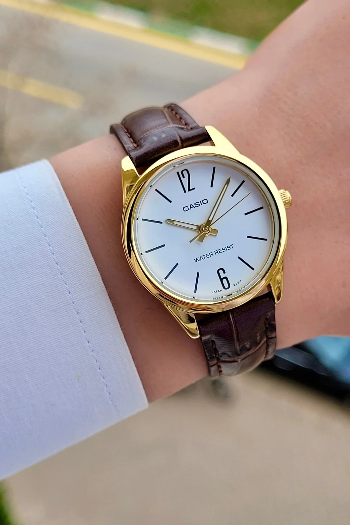 ساعت مچی زنانه با ضمانت بند قهوه ای رنگ زرد کاور تمام استیل Casio