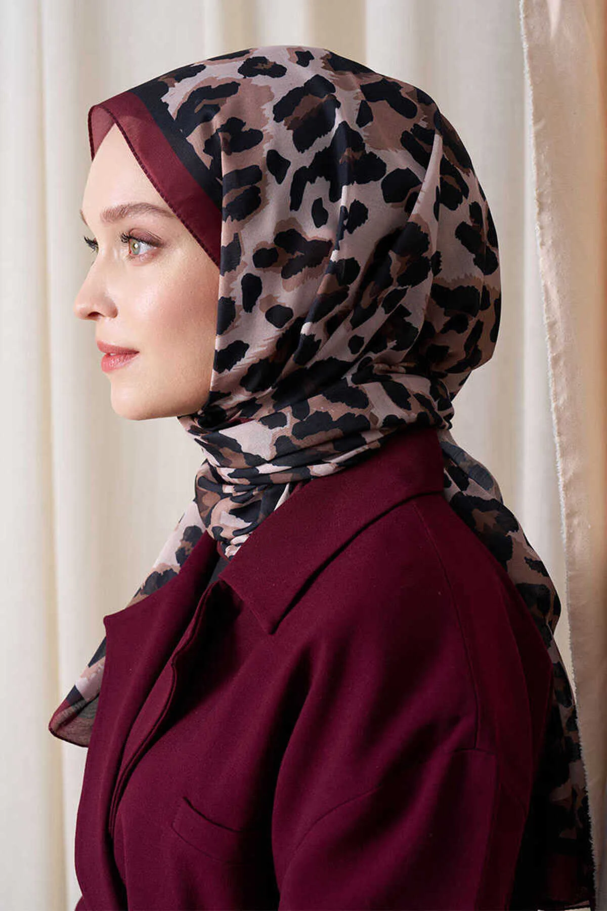 شال طرح پلنگ تاریخی کلارت قرمز Madame Polo