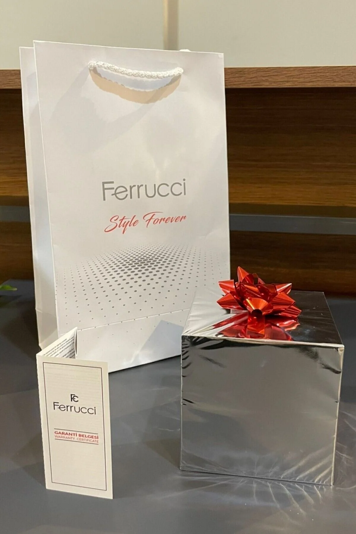 ساعت سفید زنانه دستبند و هدیه فروچی Ferrucci