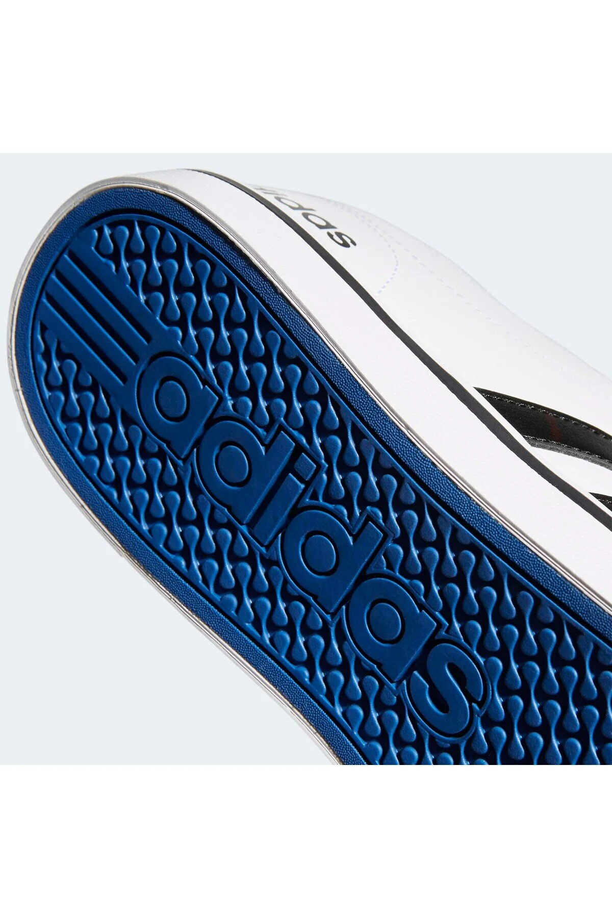 کفش مردانه Pace در مقابل ورزشی سفید آدیداس adidas